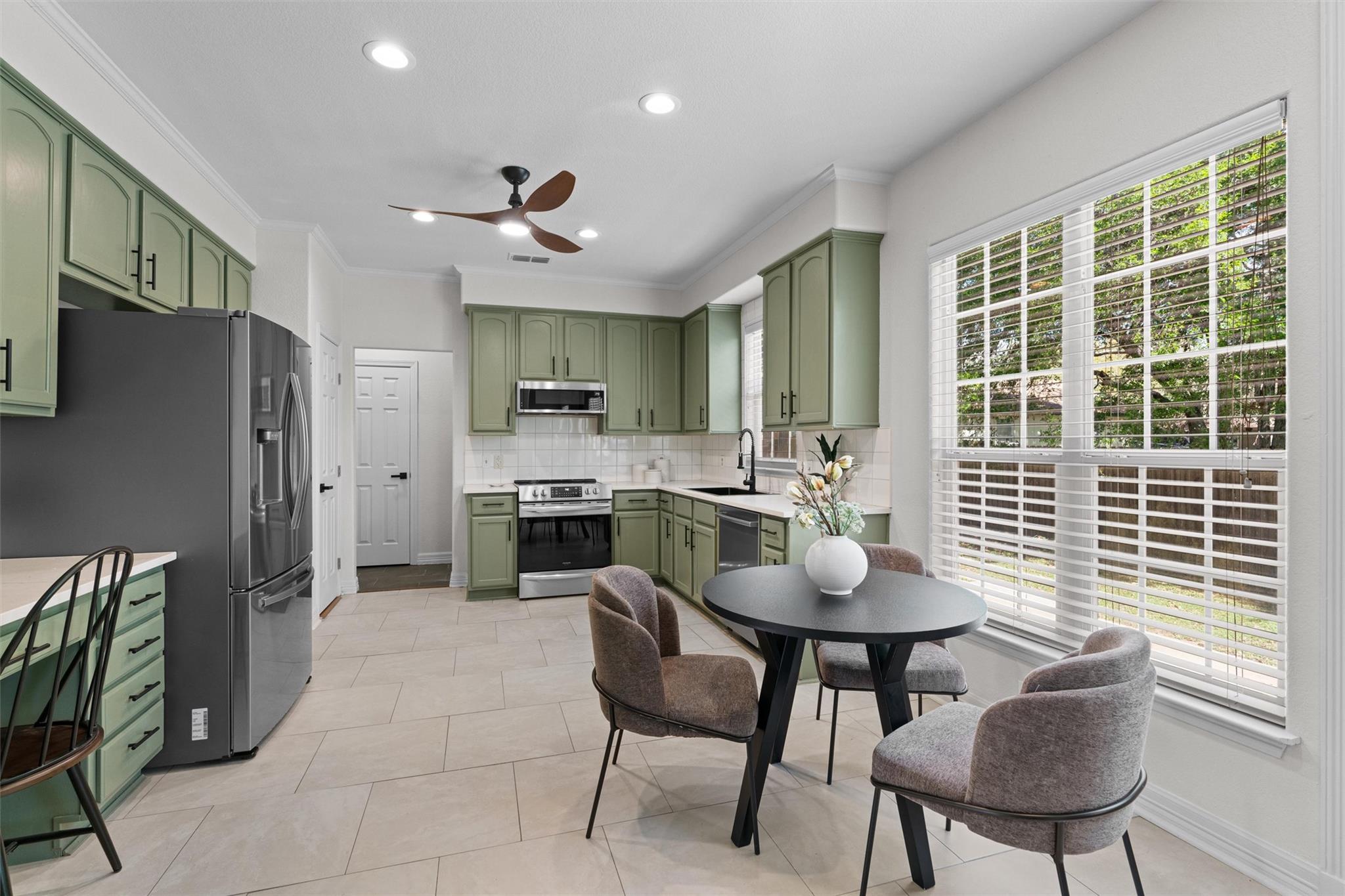 312 Country Club Dr, La Grange, TX 78945