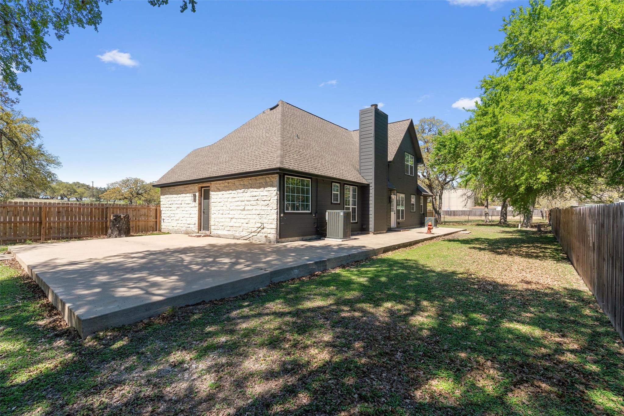 312 Country Club Dr, La Grange, TX 78945