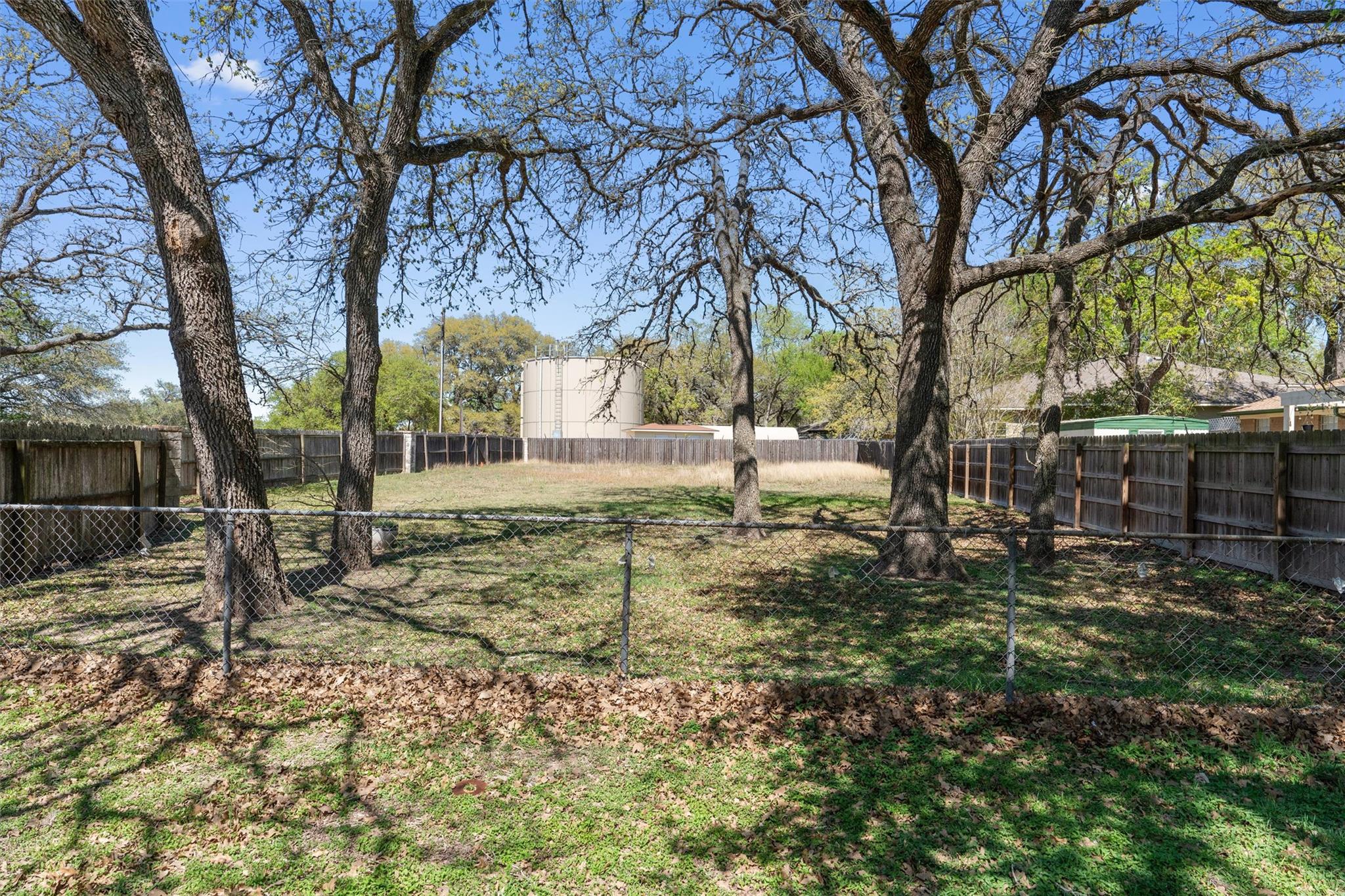 312 Country Club Dr, La Grange, TX 78945
