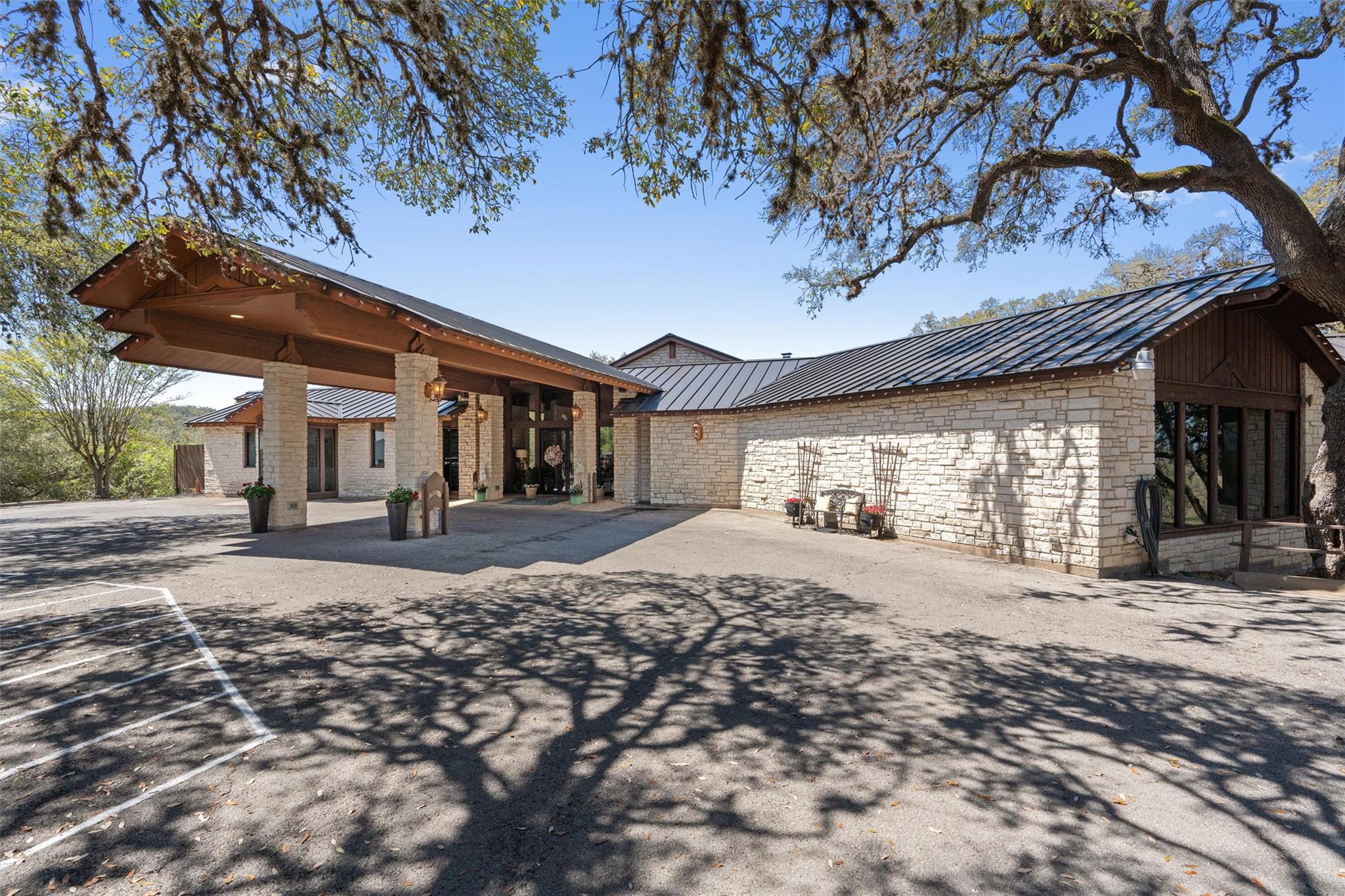 312 Country Club Dr, La Grange, TX 78945