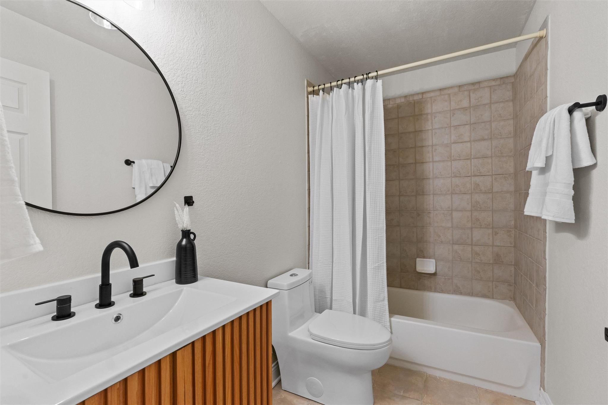 312 Country Club Dr, La Grange, TX 78945