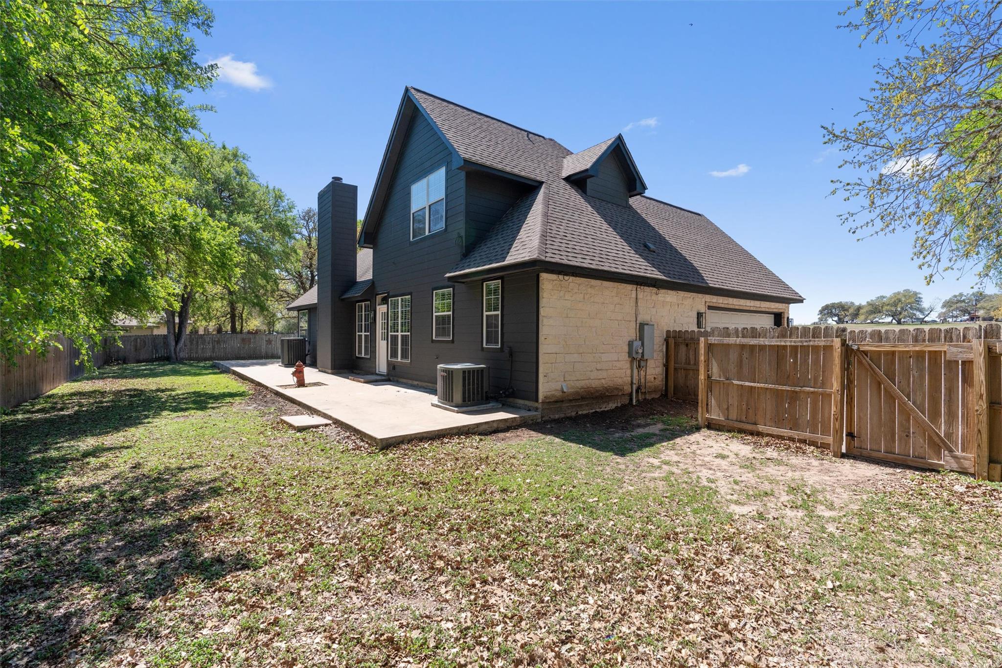 312 Country Club Dr, La Grange, TX 78945