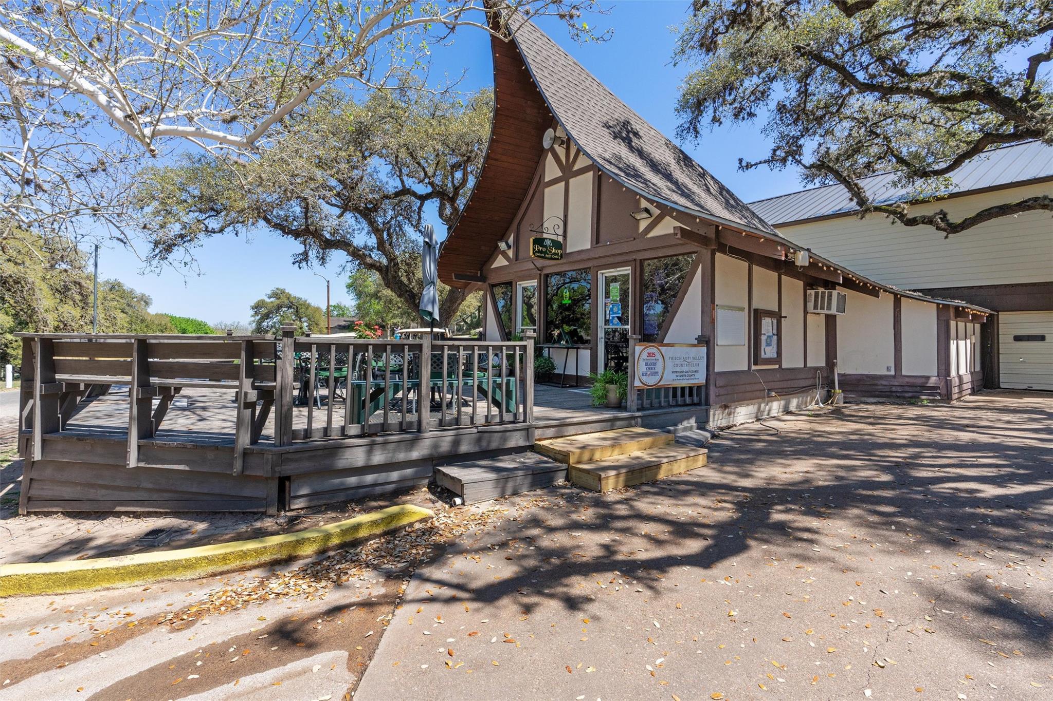 312 Country Club Dr, La Grange, TX 78945