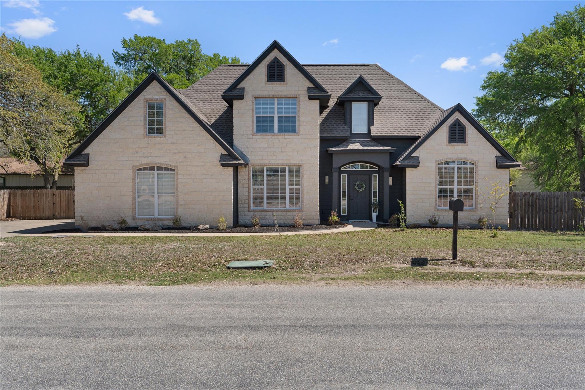 312 Country Club Dr, La Grange, TX 78945