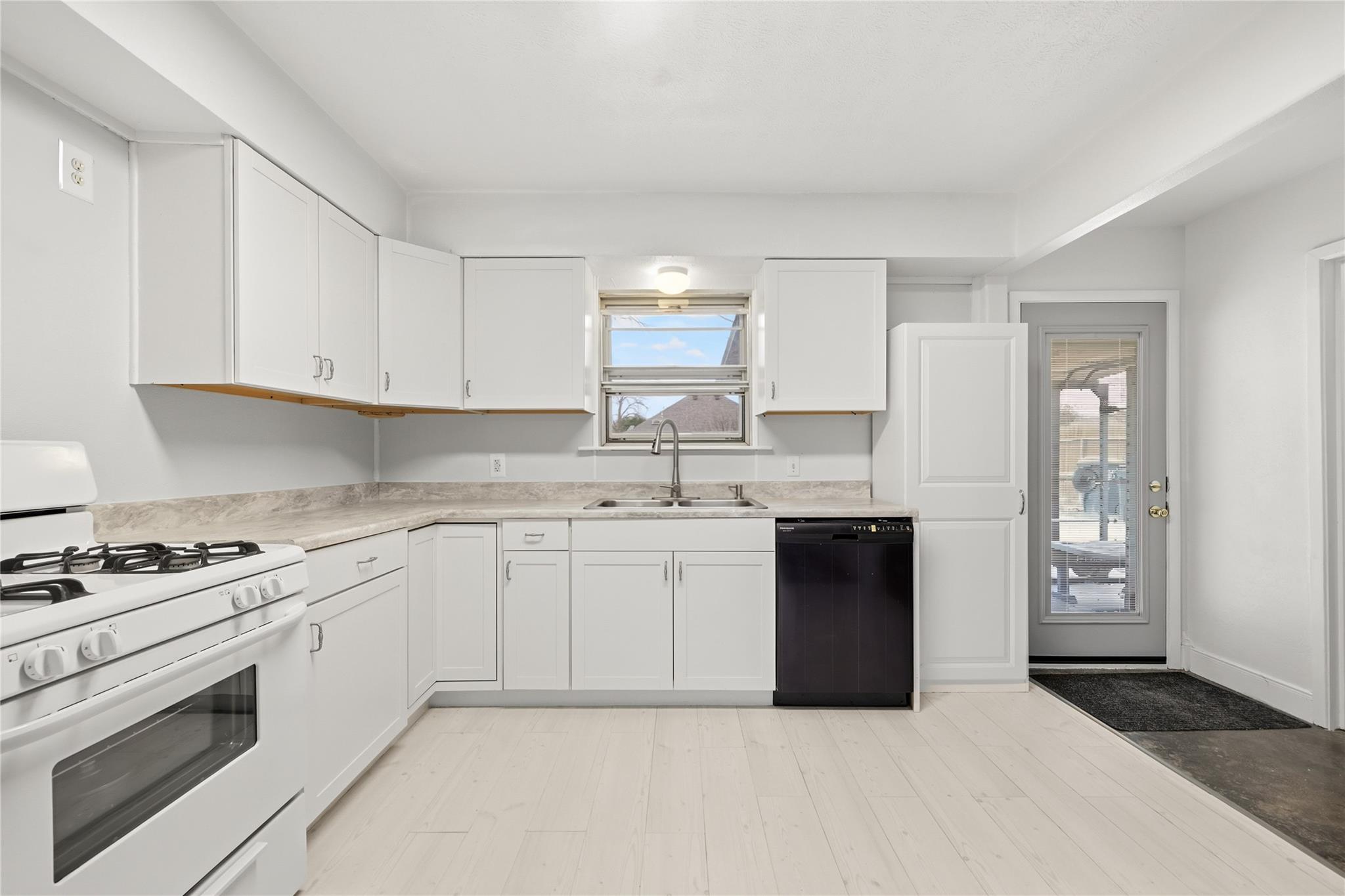 1115 Sycamore St, San Marcos, TX 78666