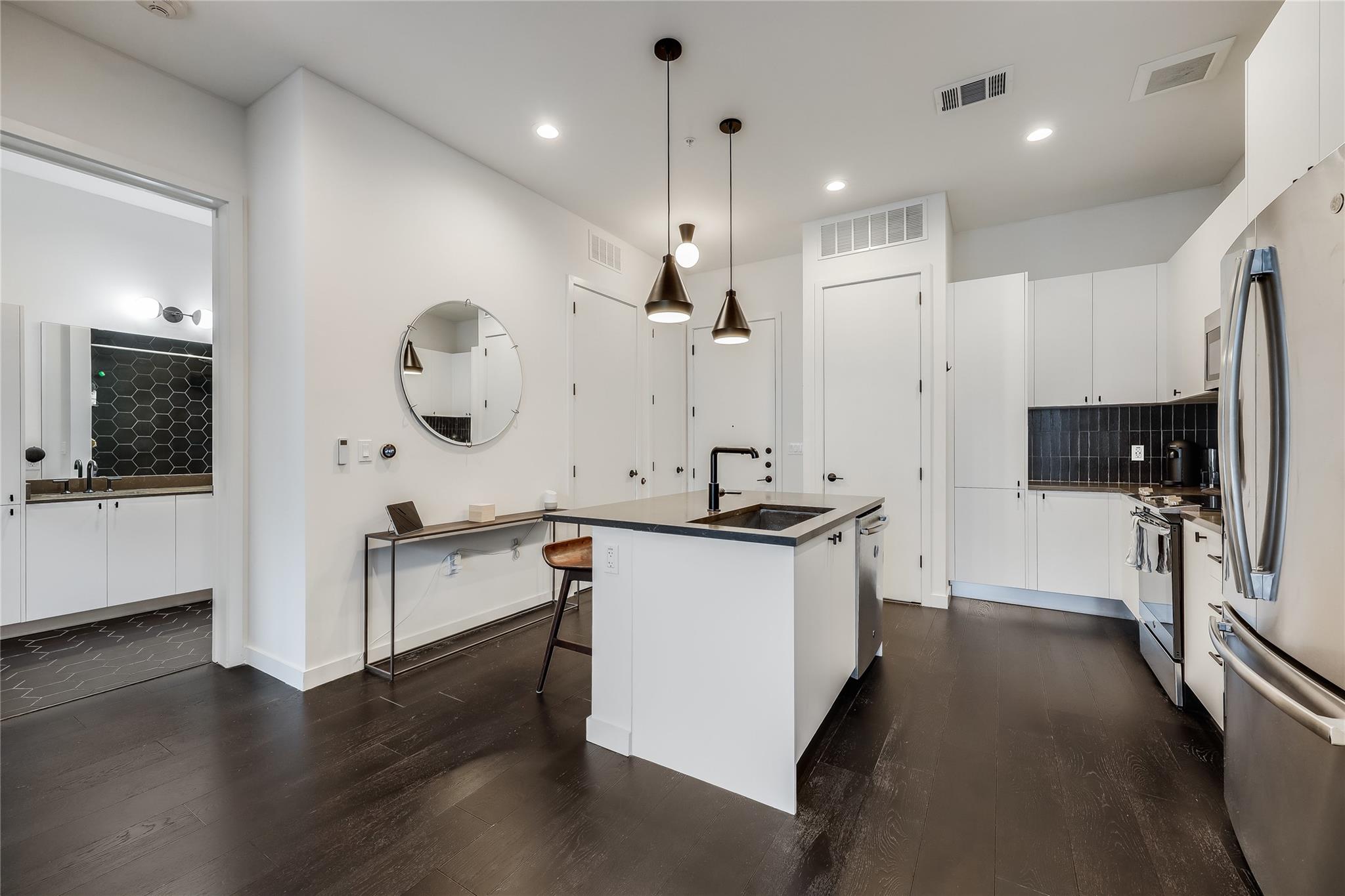 800 Embassy Dr # 513, Austin, TX 78702