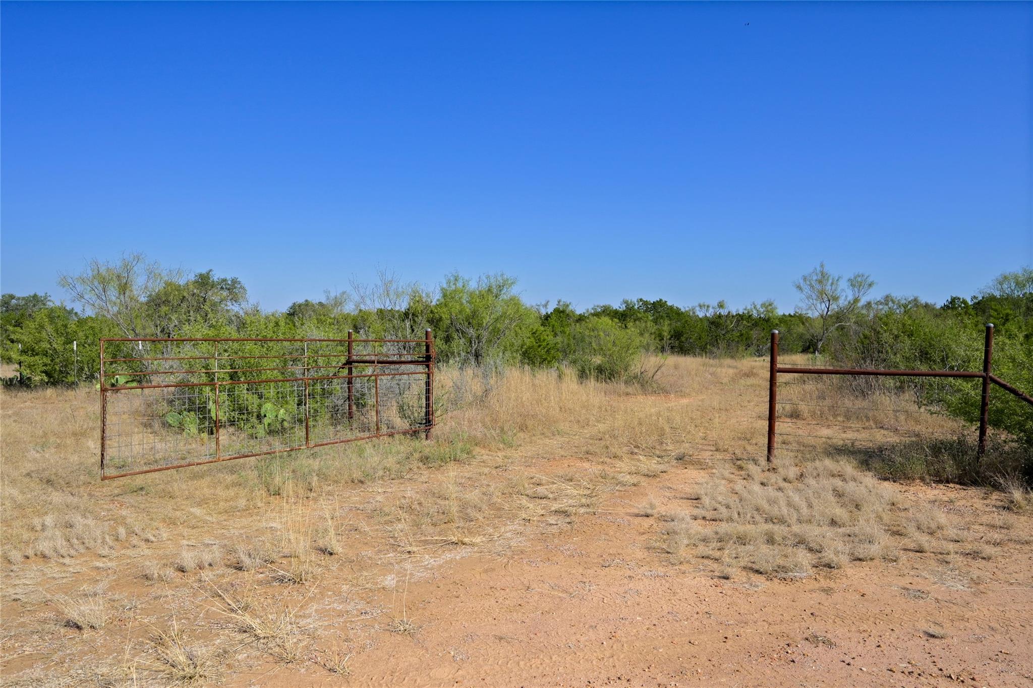1033 Flying X Rd, Spicewood, TX 78669