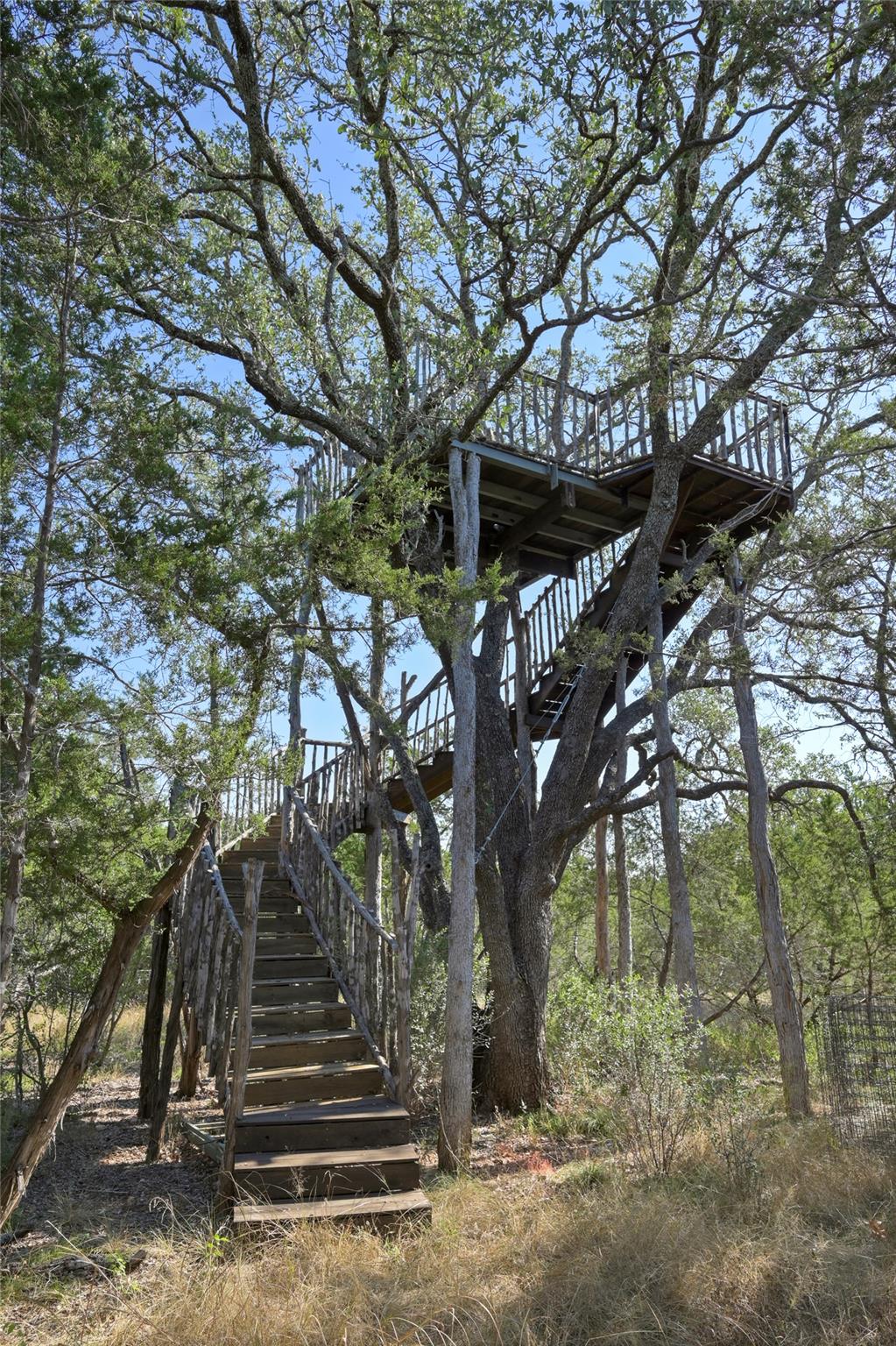 1033 Flying X Rd, Spicewood, TX 78669