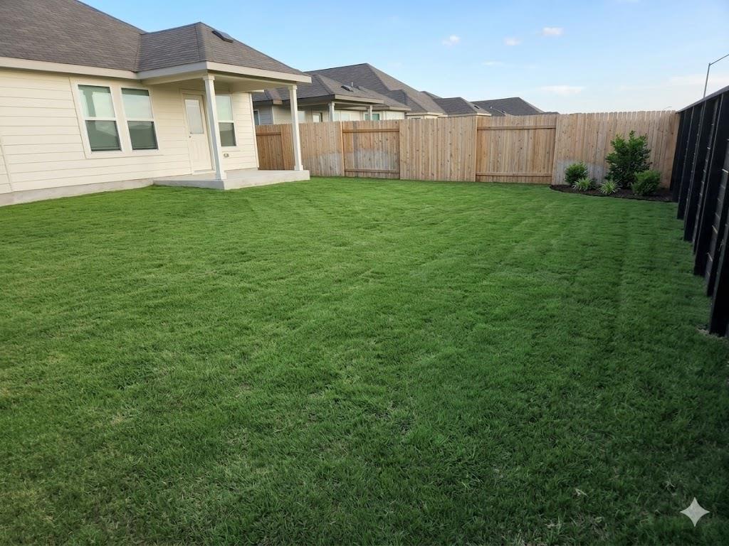 104 Bankside Dr, Hutto, TX 78634