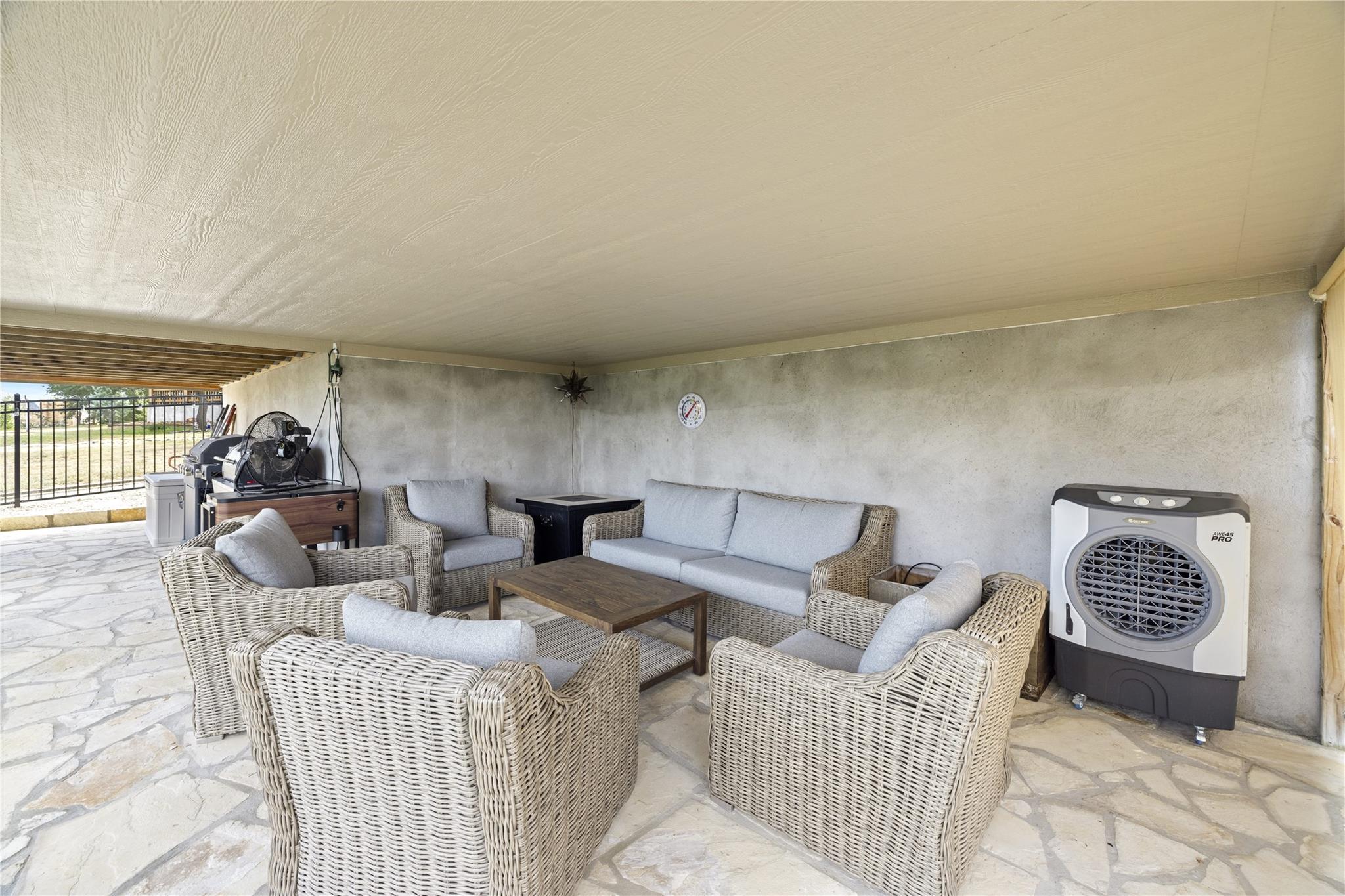 1057 Roanoke Ln, Kerrville, TX 78028