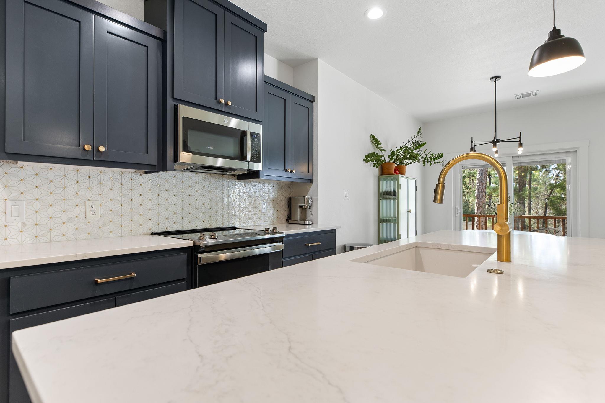 111 E Kamoi Ct, Bastrop, TX 78602