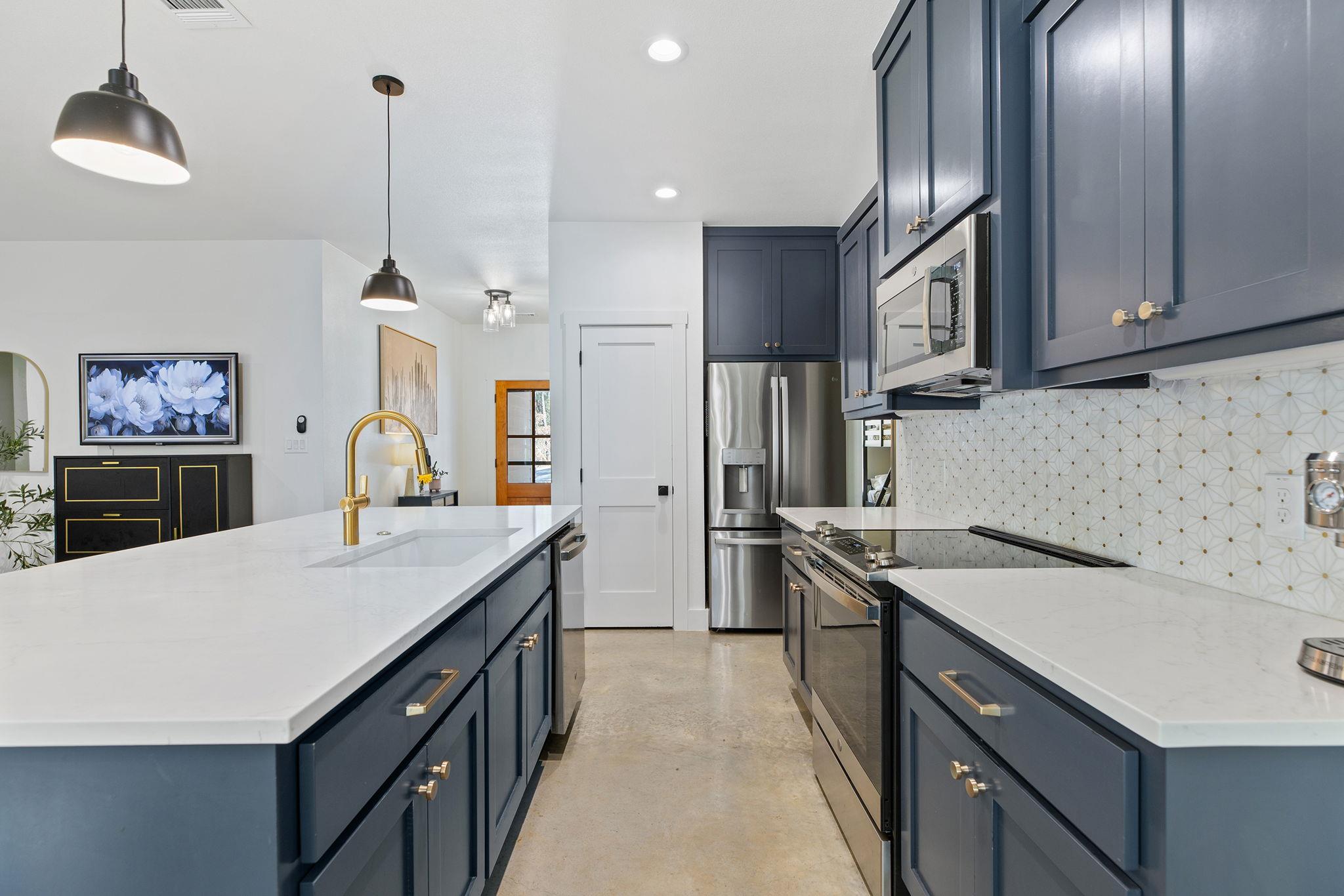 111 E Kamoi Ct, Bastrop, TX 78602