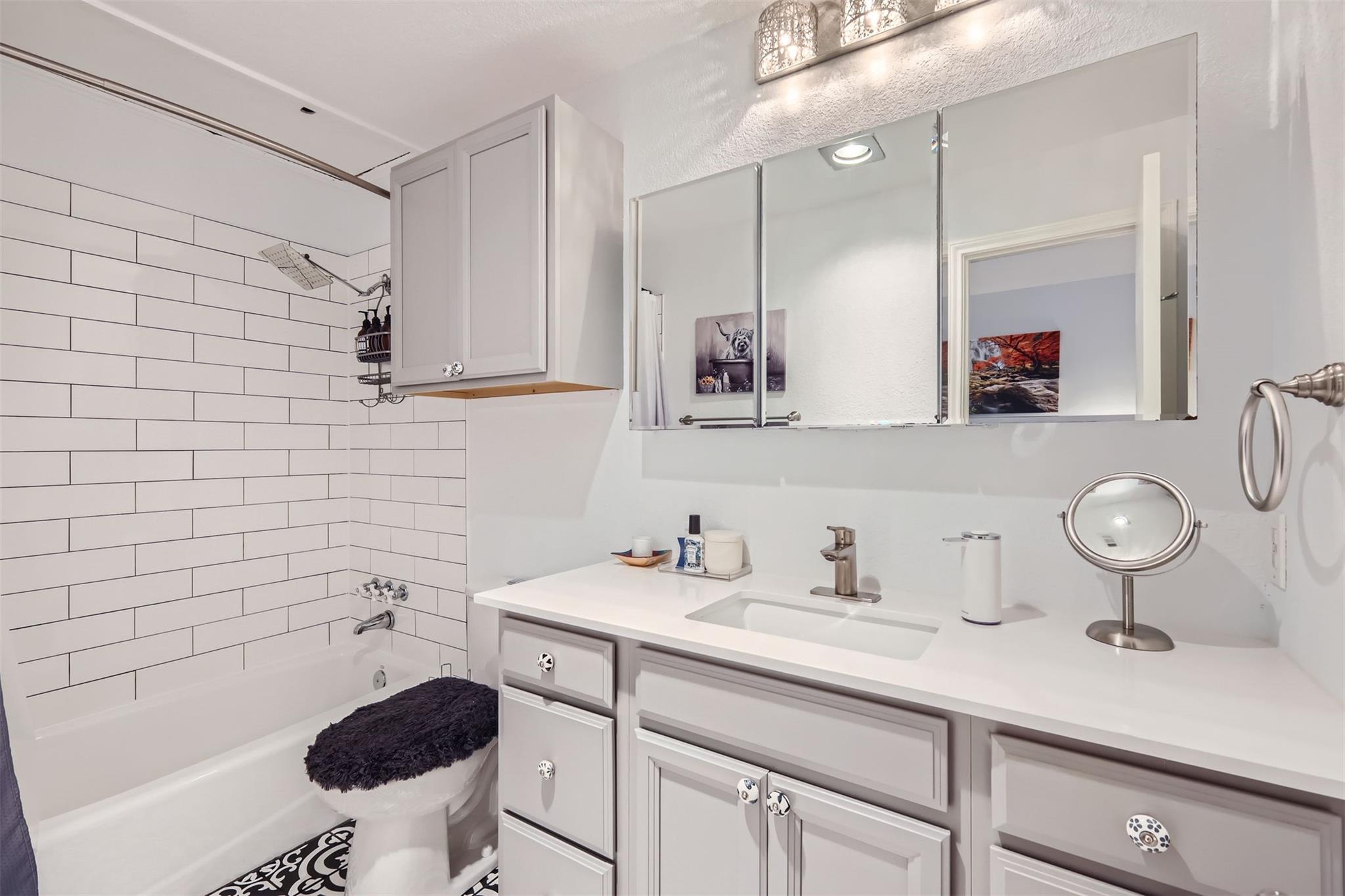 802 S 1st St # 215, Austin, TX 78704