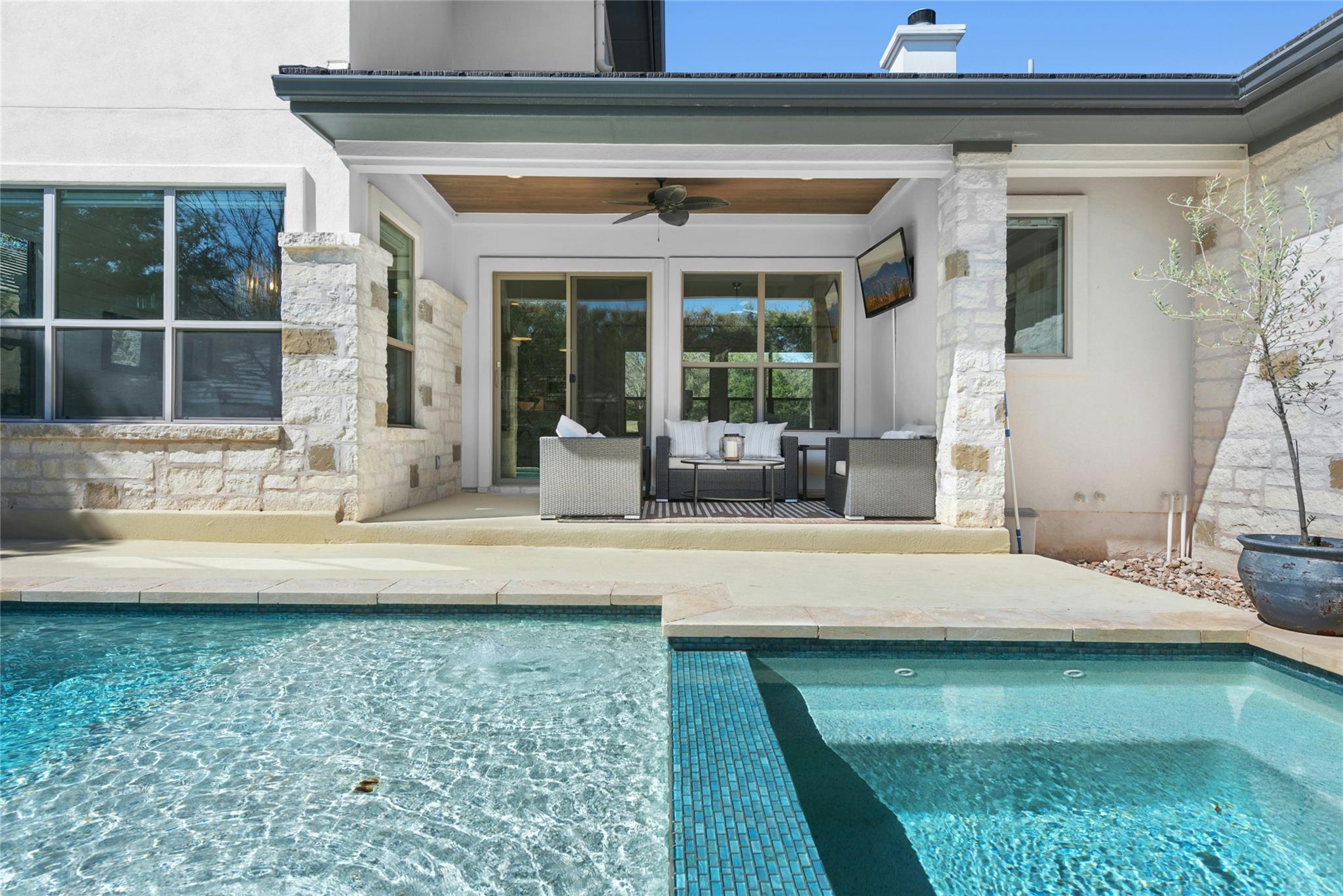 3 Camwood Trl, The Hills, TX 78738