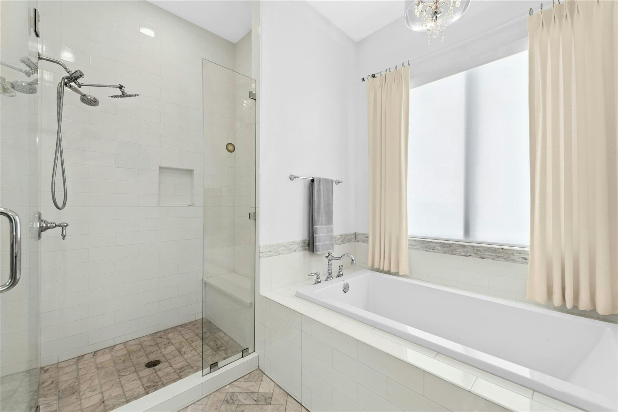 3 Camwood Trl, The Hills, TX 78738