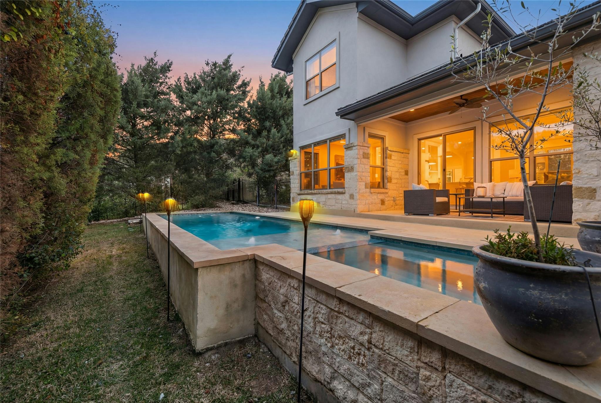 3 Camwood Trl, The Hills, TX 78738