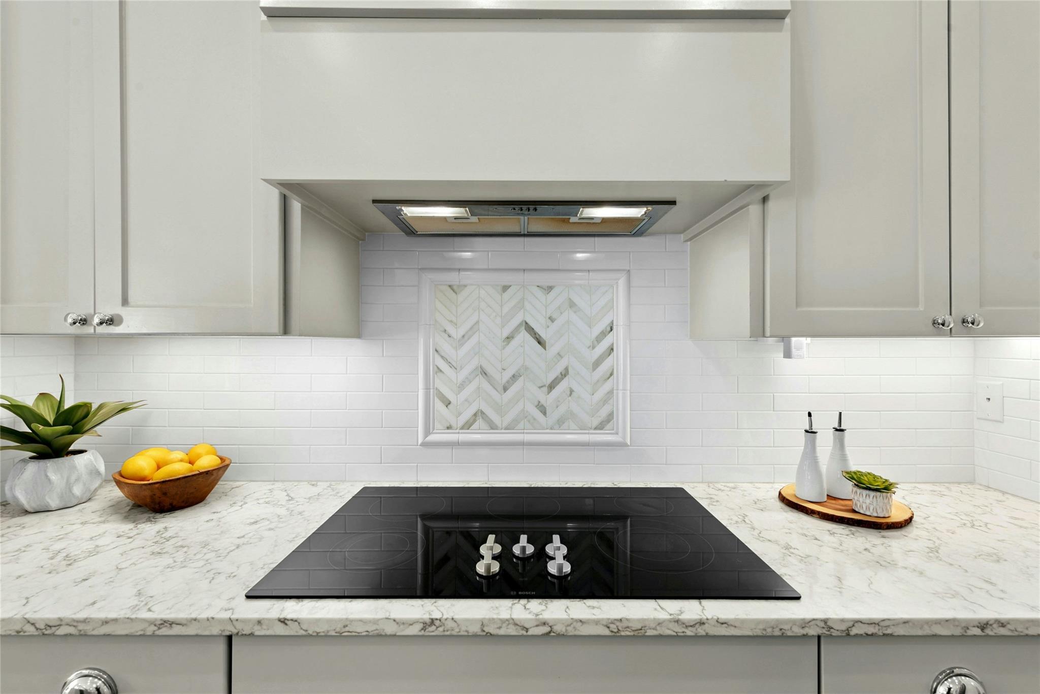 3 Camwood Trl, The Hills, TX 78738