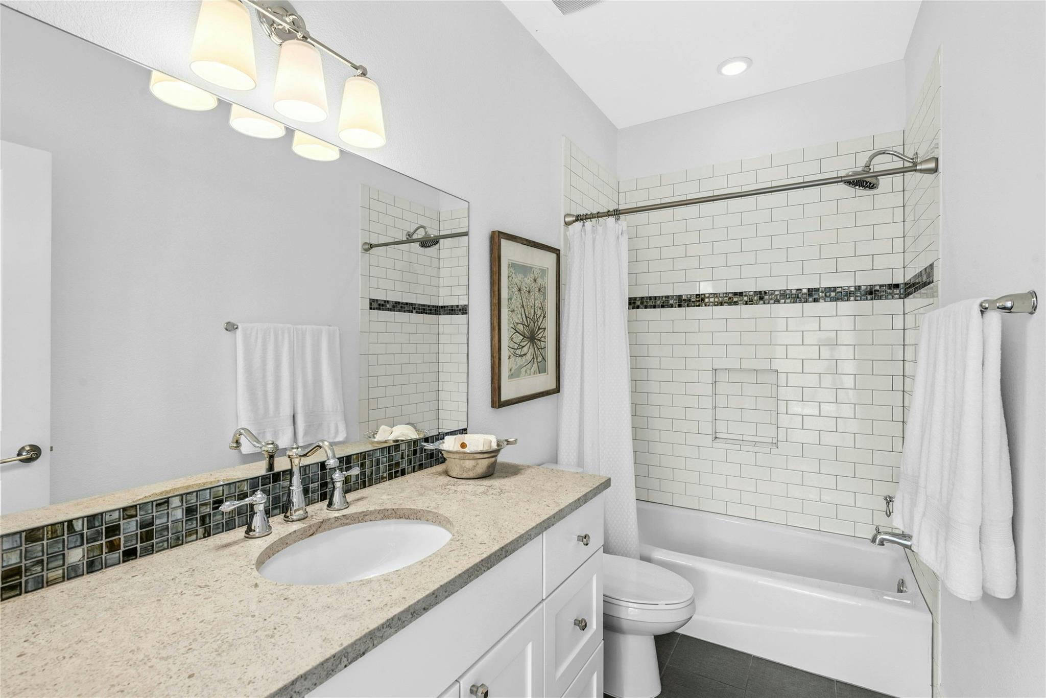 3 Camwood Trl, The Hills, TX 78738