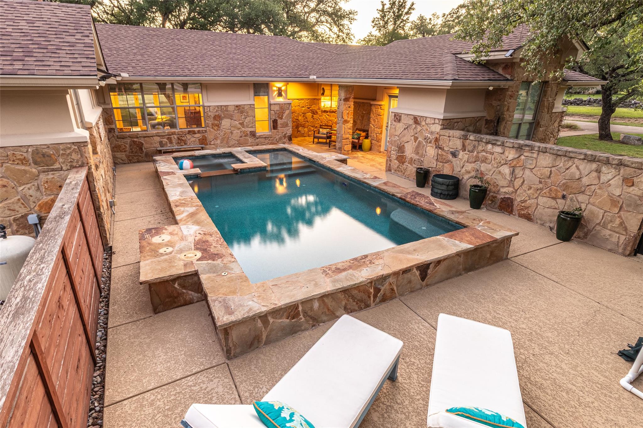 515 East Trl, Spicewood, TX 78669