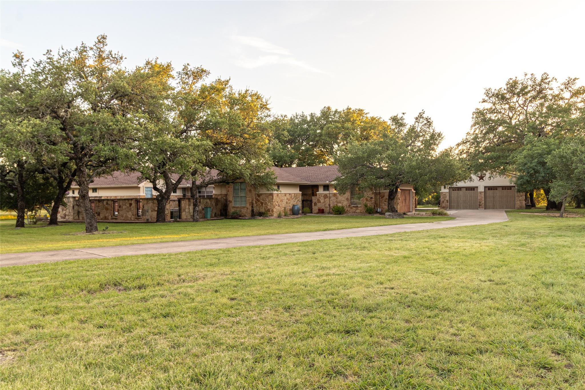 515 East Trl, Spicewood, TX 78669