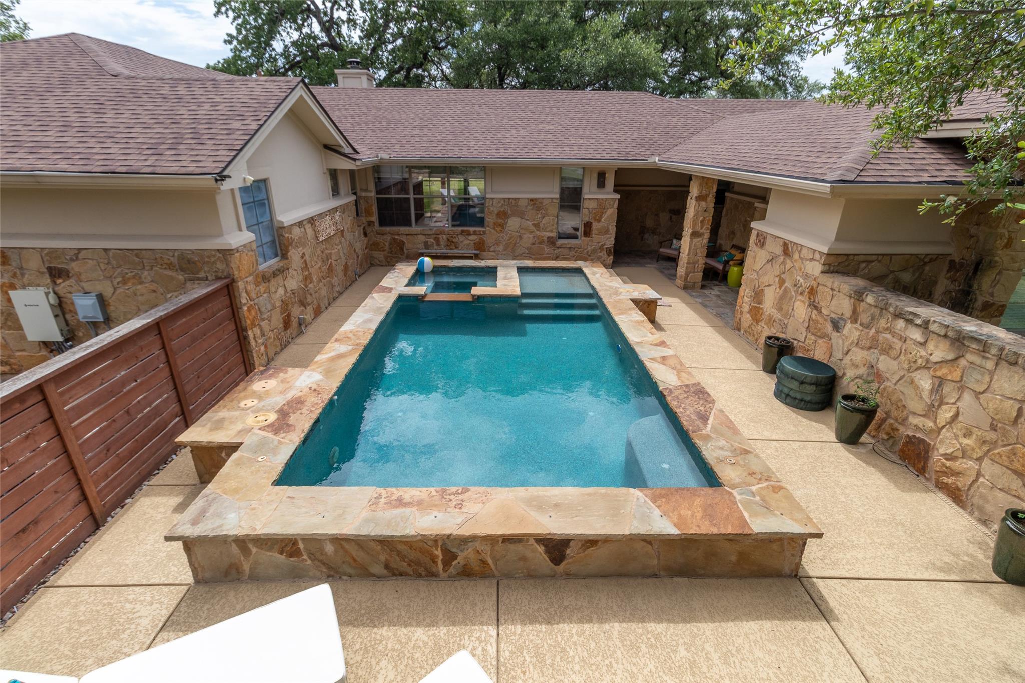 515 East Trl, Spicewood, TX 78669