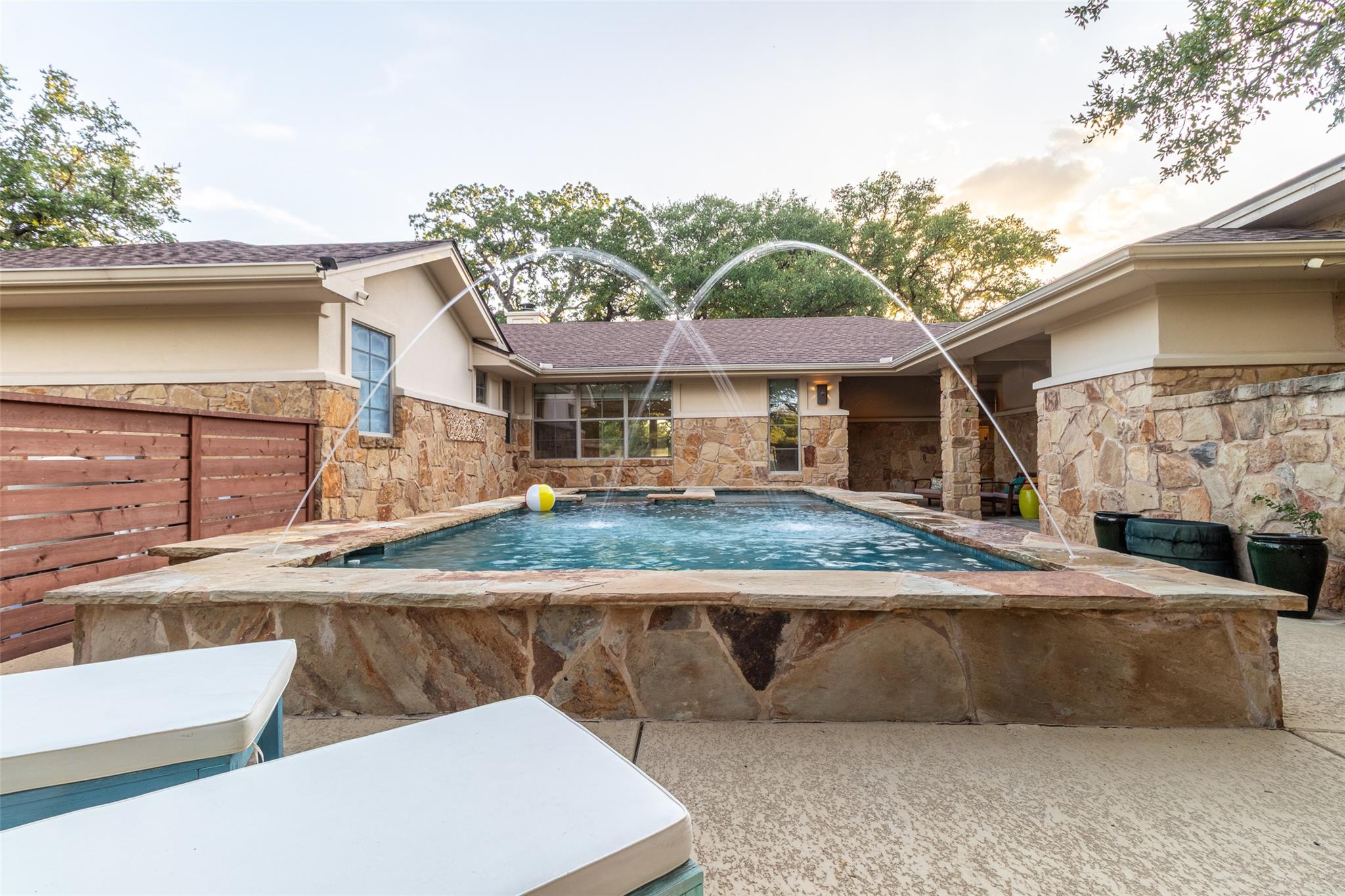 515 East Trl, Spicewood, TX 78669