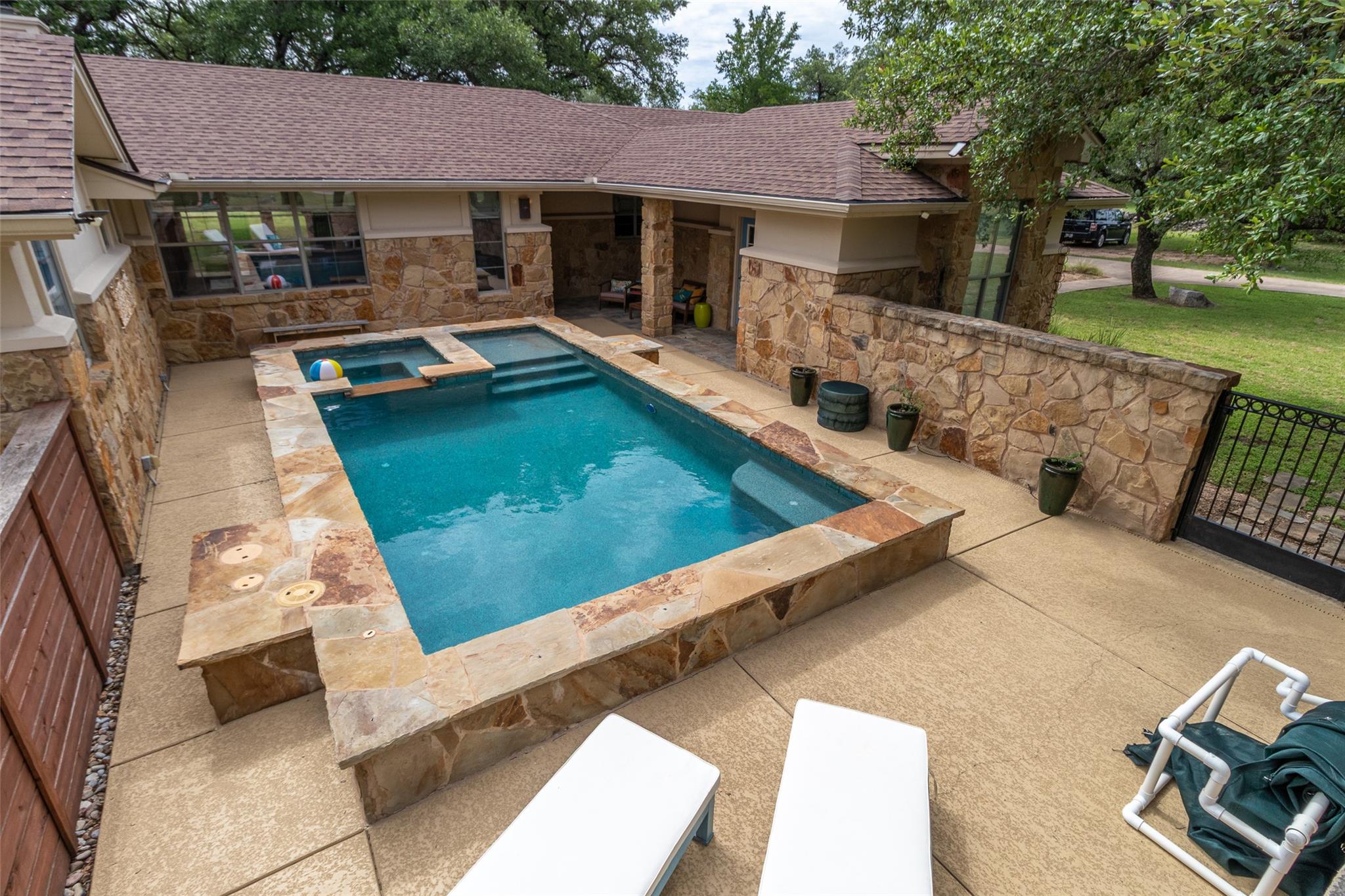 515 East Trl, Spicewood, TX 78669