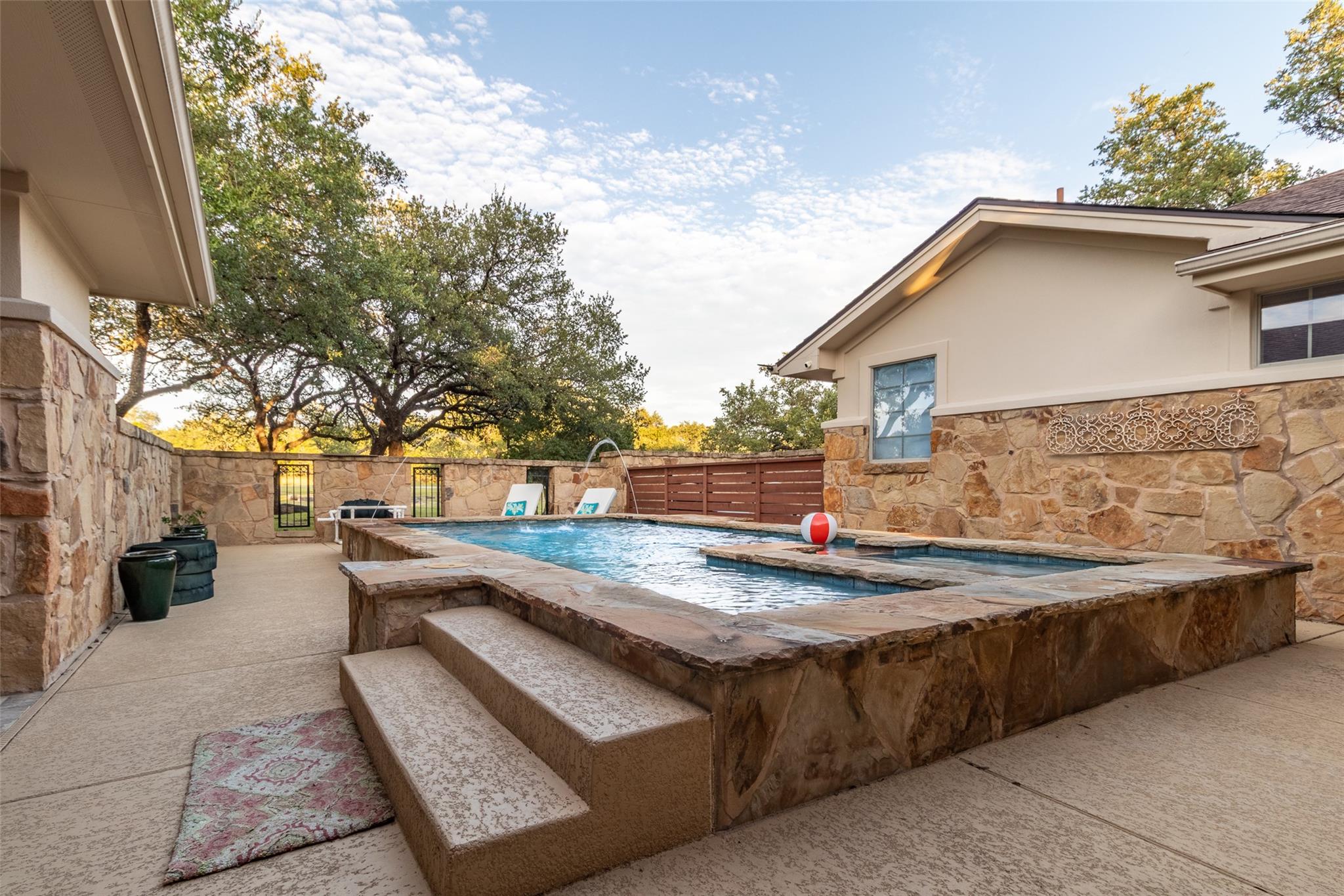 515 East Trl, Spicewood, TX 78669