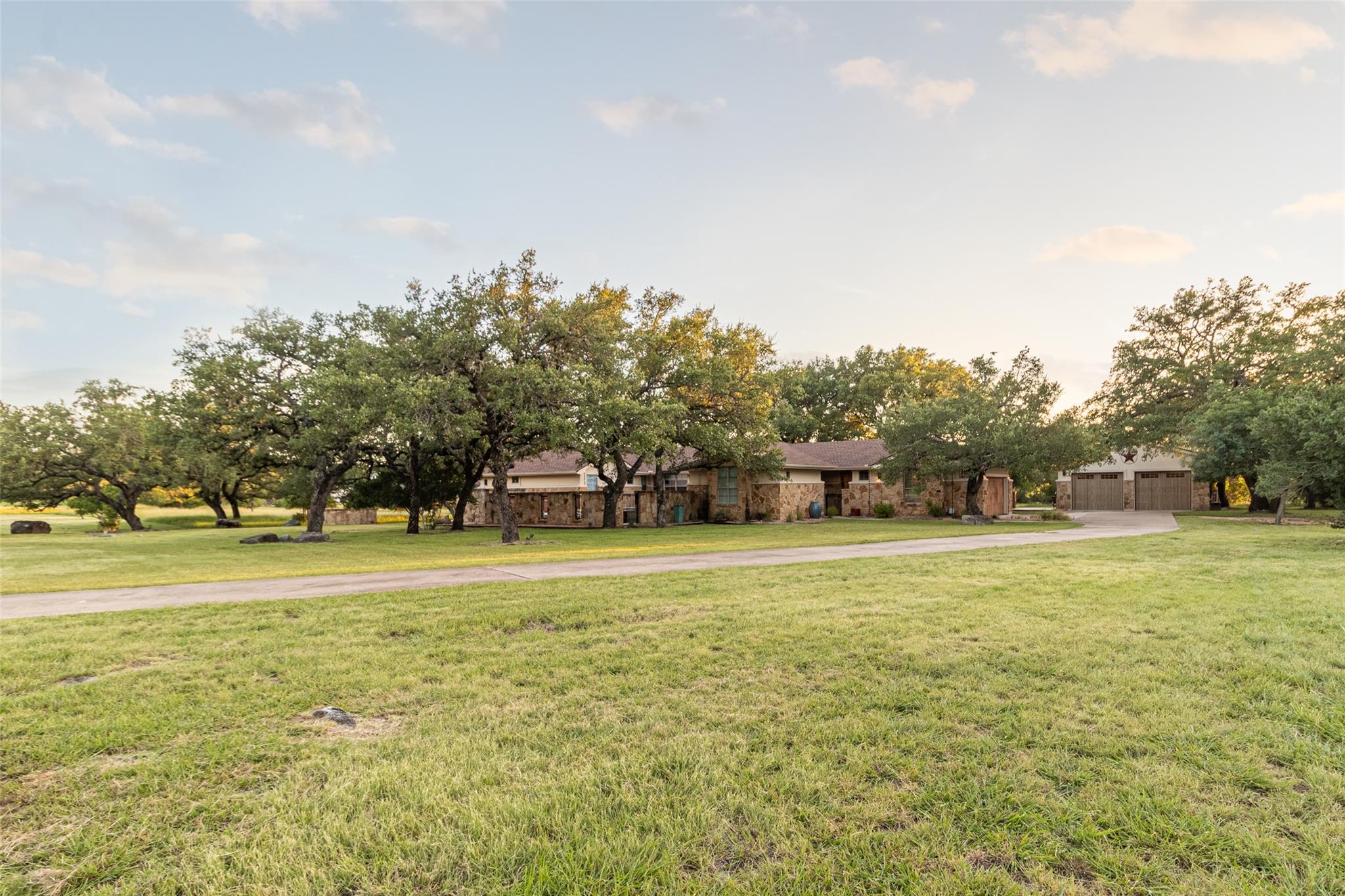 515 East Trl, Spicewood, TX 78669