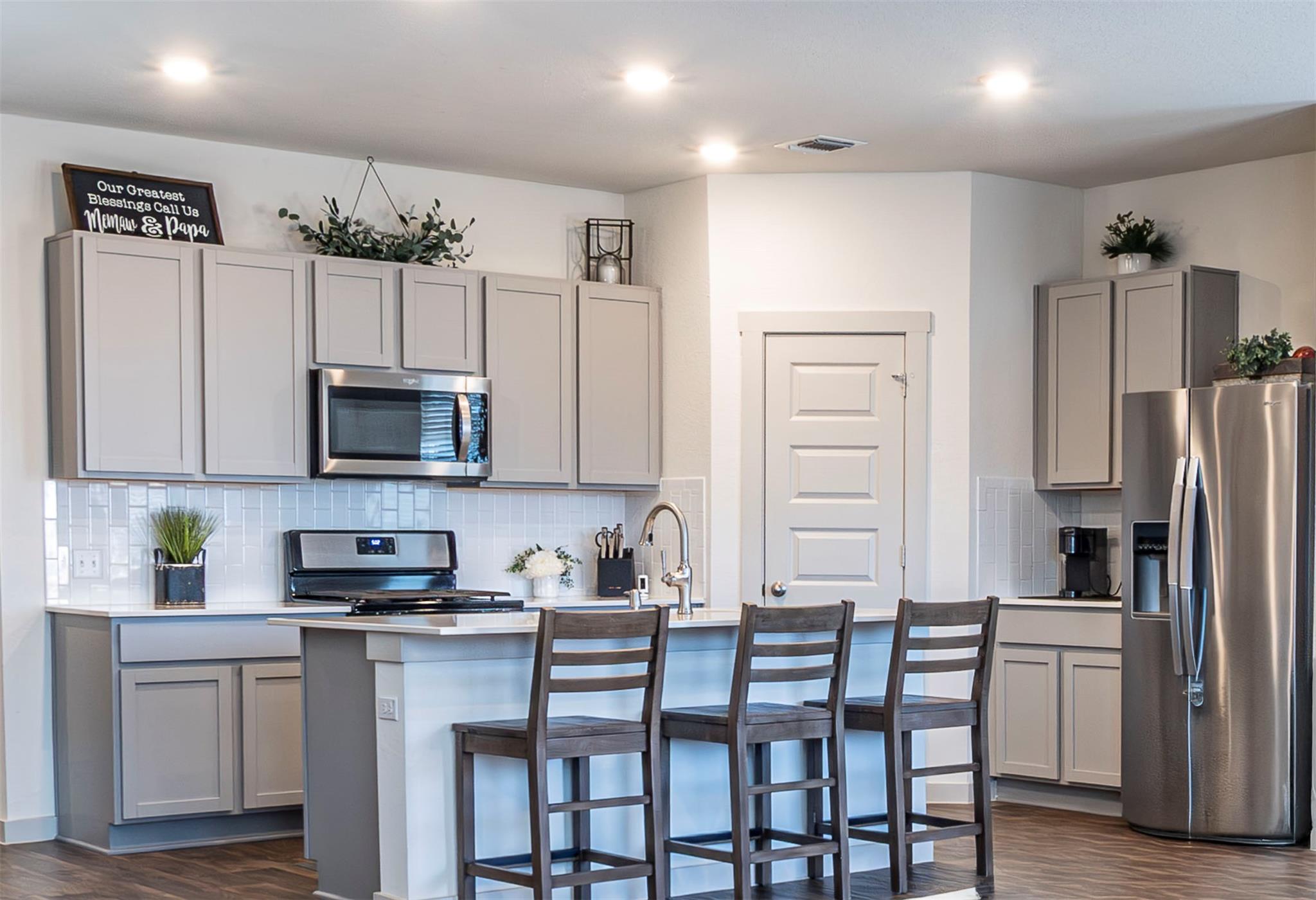 208 Greens Bayou Trl, Hutto, TX 78634