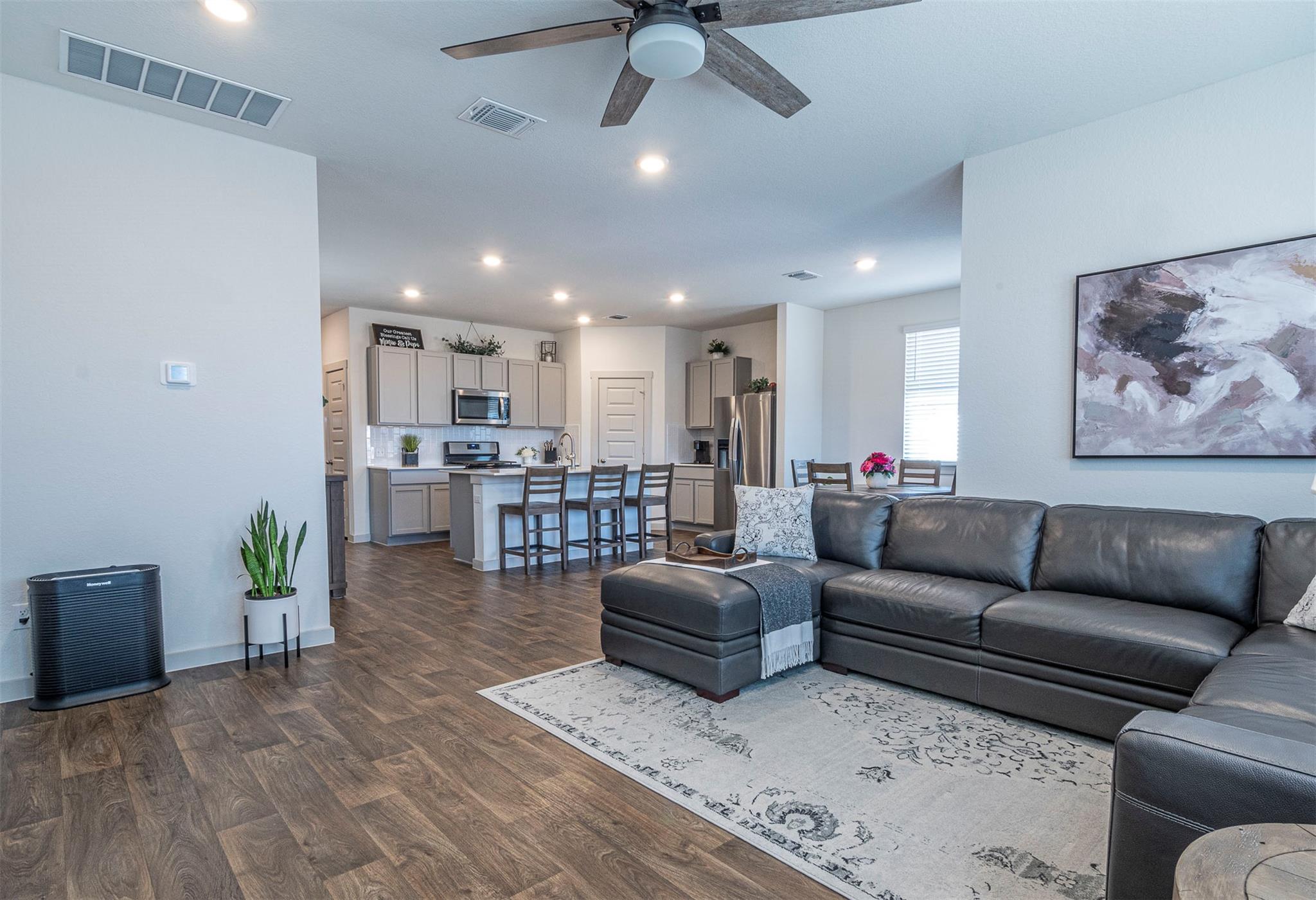 208 Greens Bayou Trl, Hutto, TX 78634