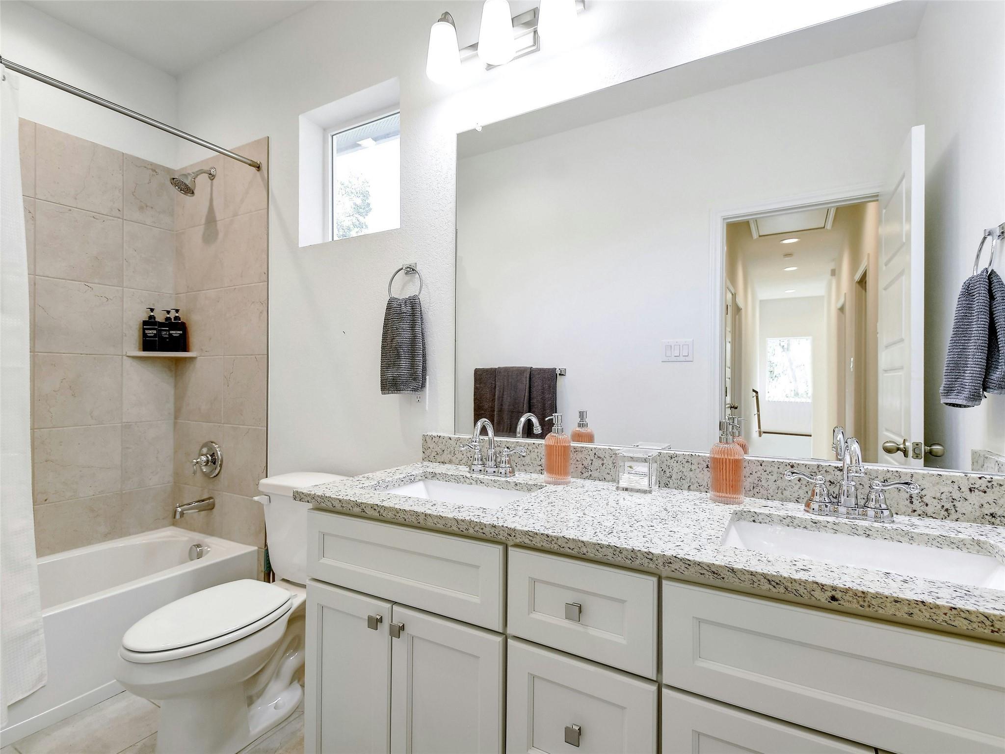 660 Mockingbird Dr, Canyon Lake, TX 78133