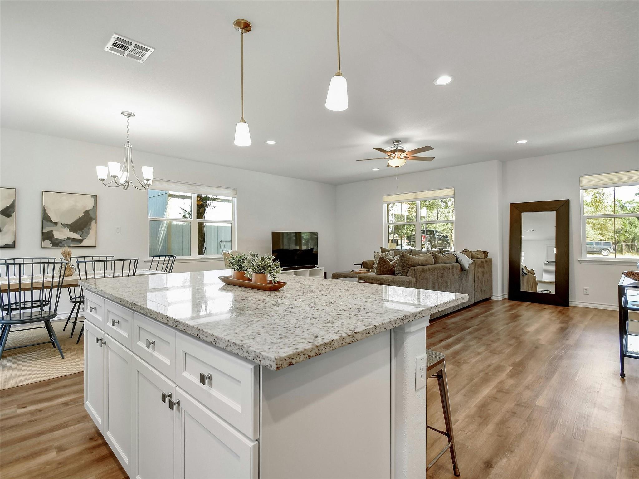 660 Mockingbird Dr, Canyon Lake, TX 78133