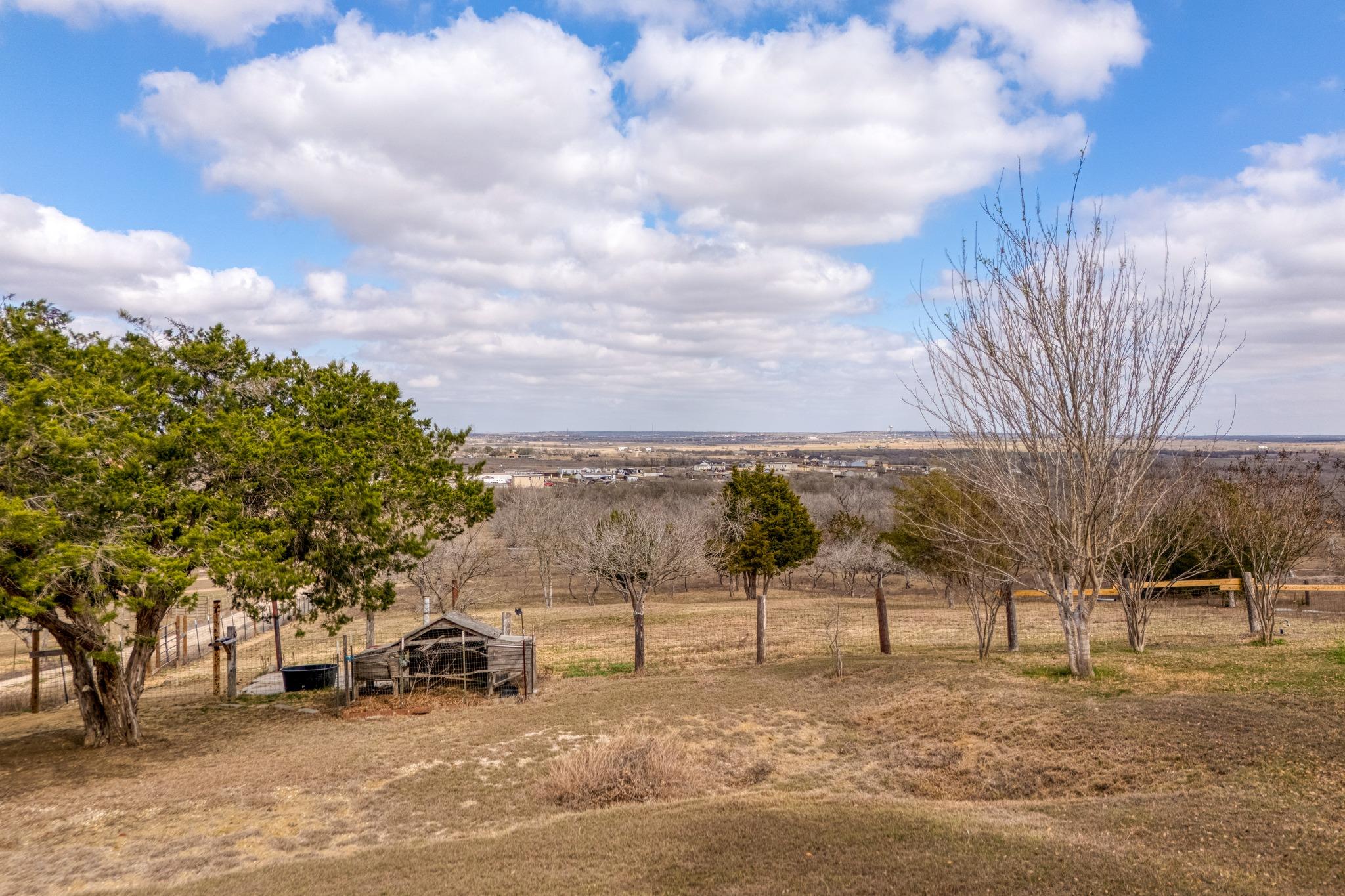 250 Rocky Rd, Lockhart, TX 78644