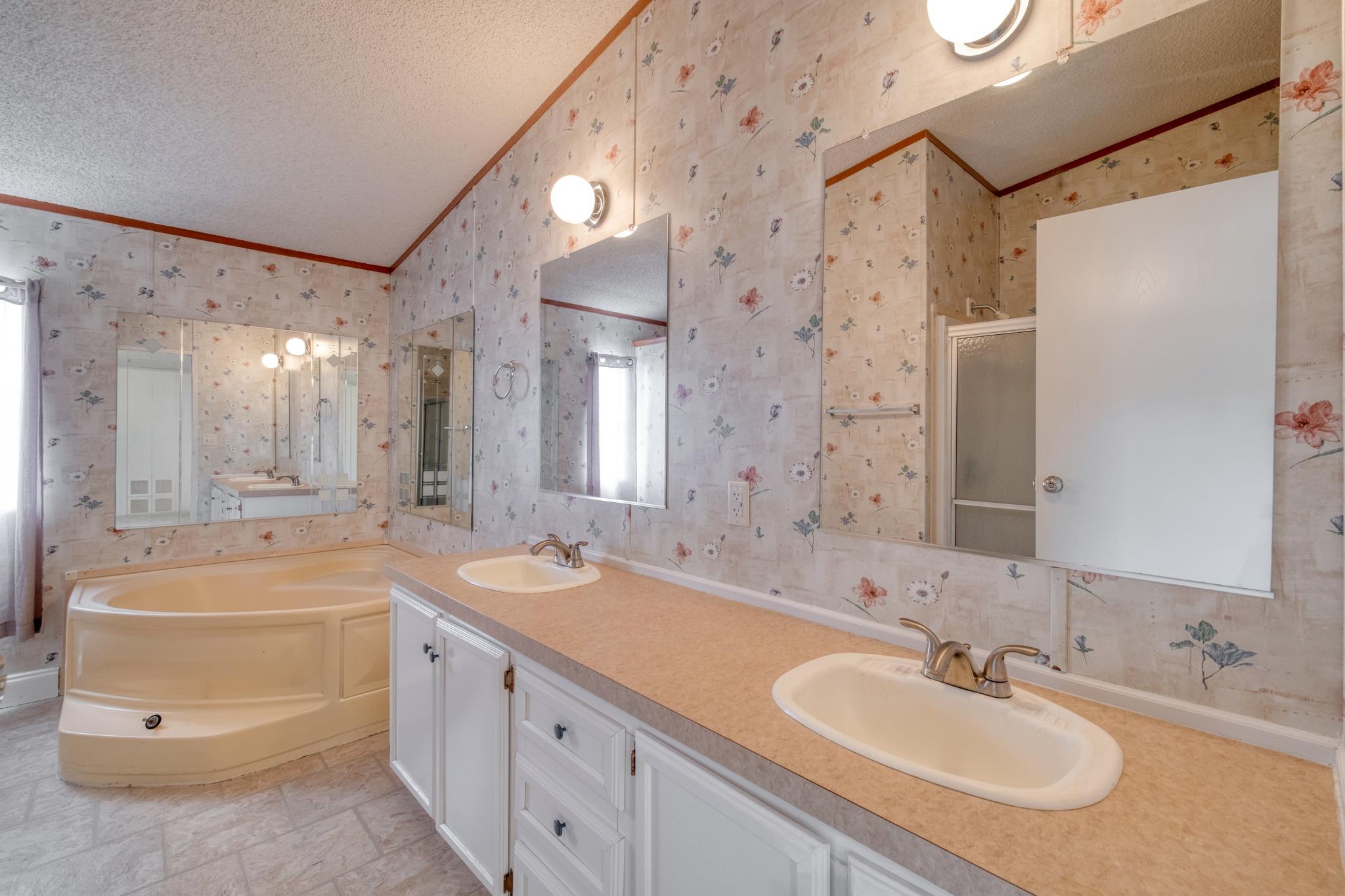 250 Rocky Rd, Lockhart, TX 78644