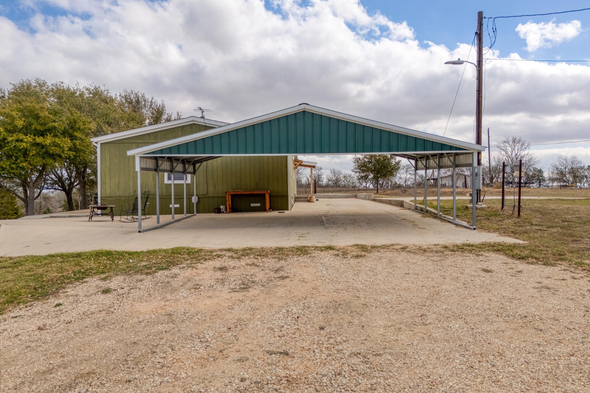 250 Rocky Rd, Lockhart, TX 78644