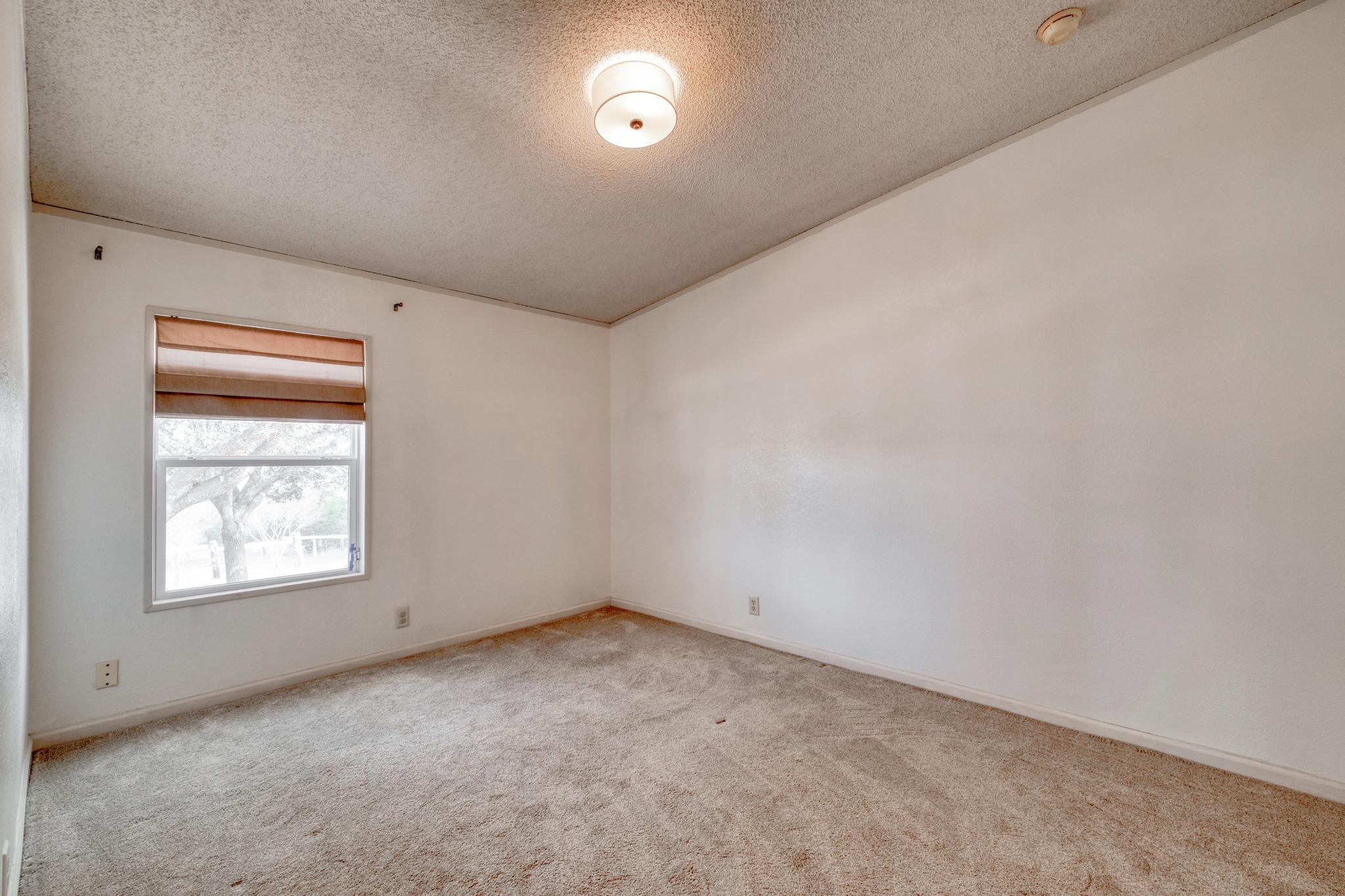 250 Rocky Rd, Lockhart, TX 78644