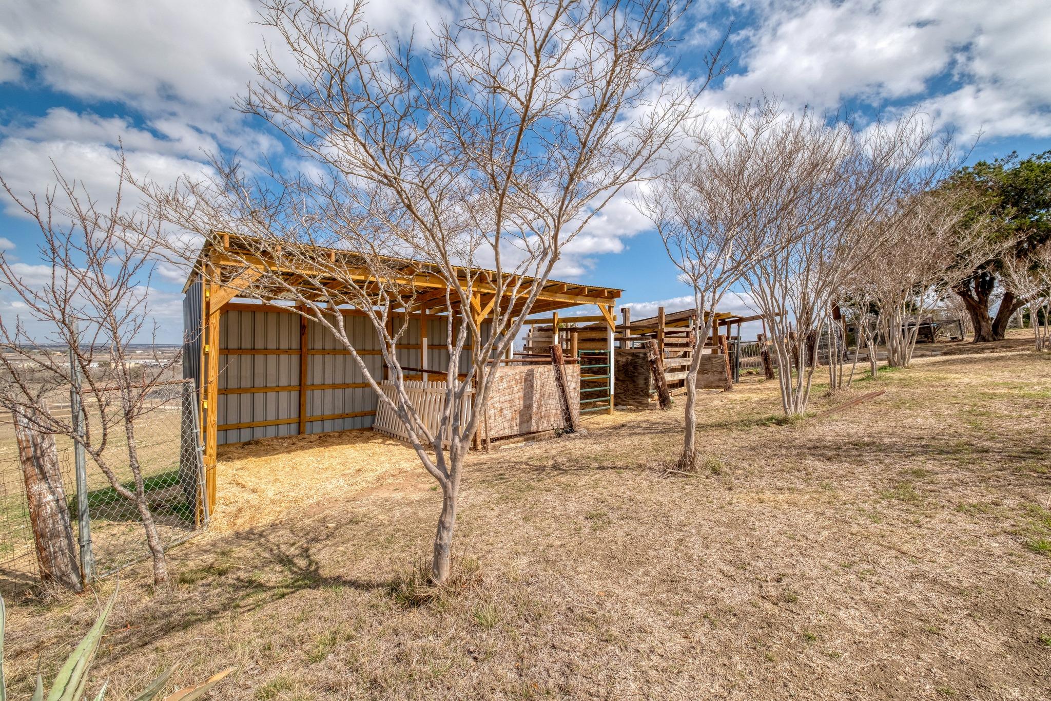 250 Rocky Rd, Lockhart, TX 78644