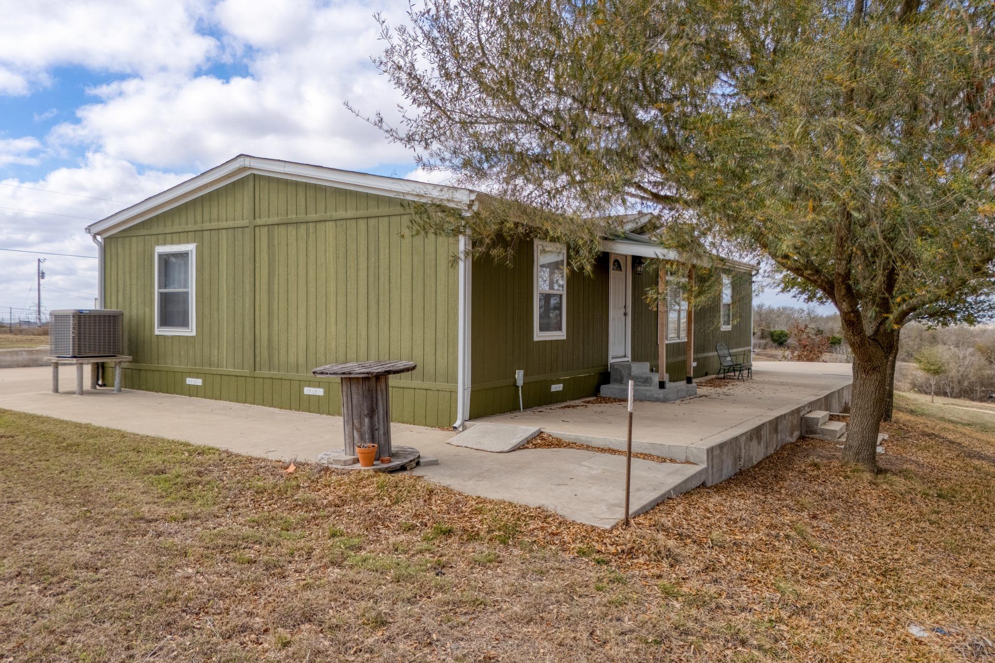 250 Rocky Rd, Lockhart, TX 78644