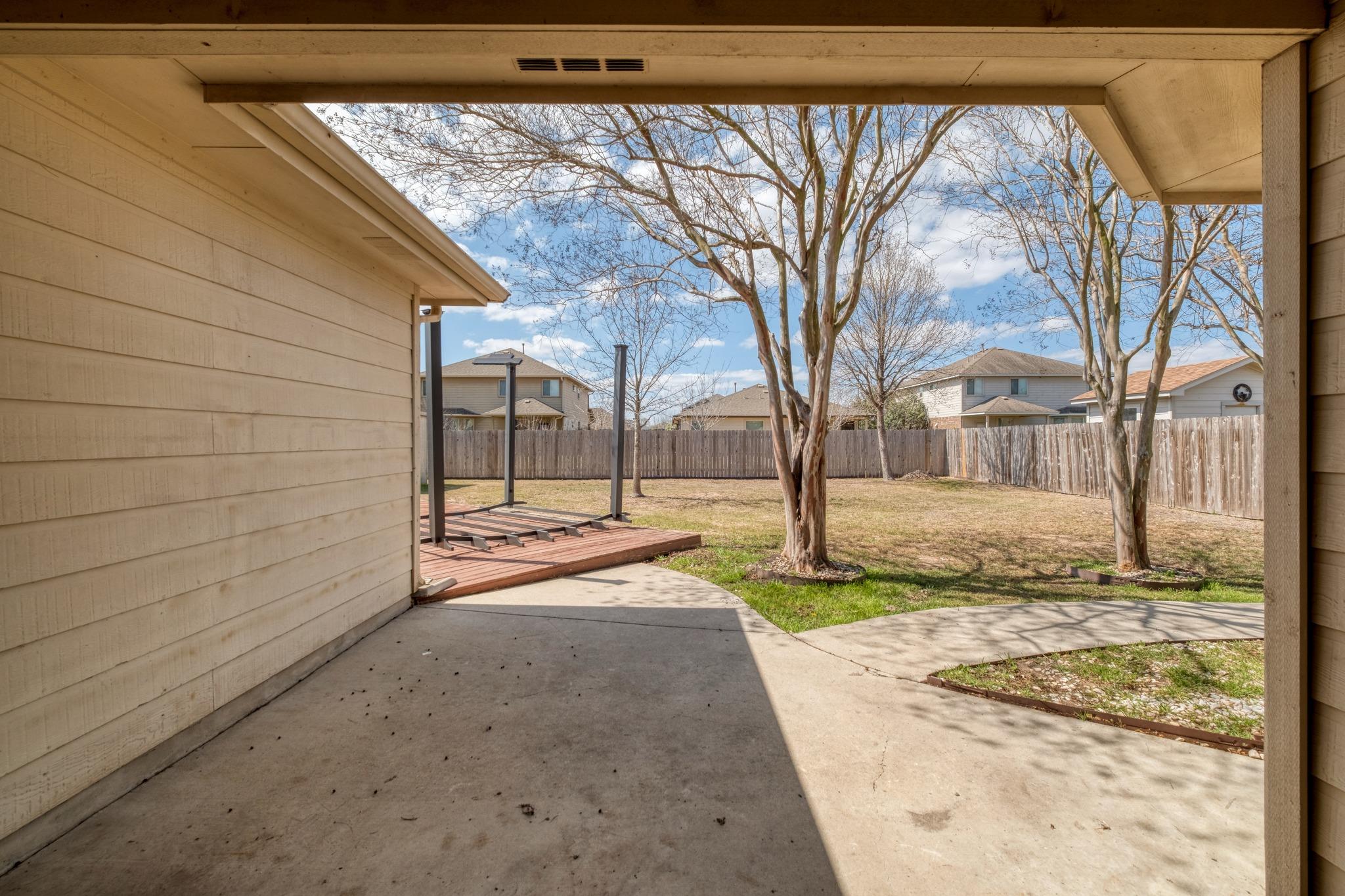 513 Mockingbird Ln, Lockhart, TX 78644