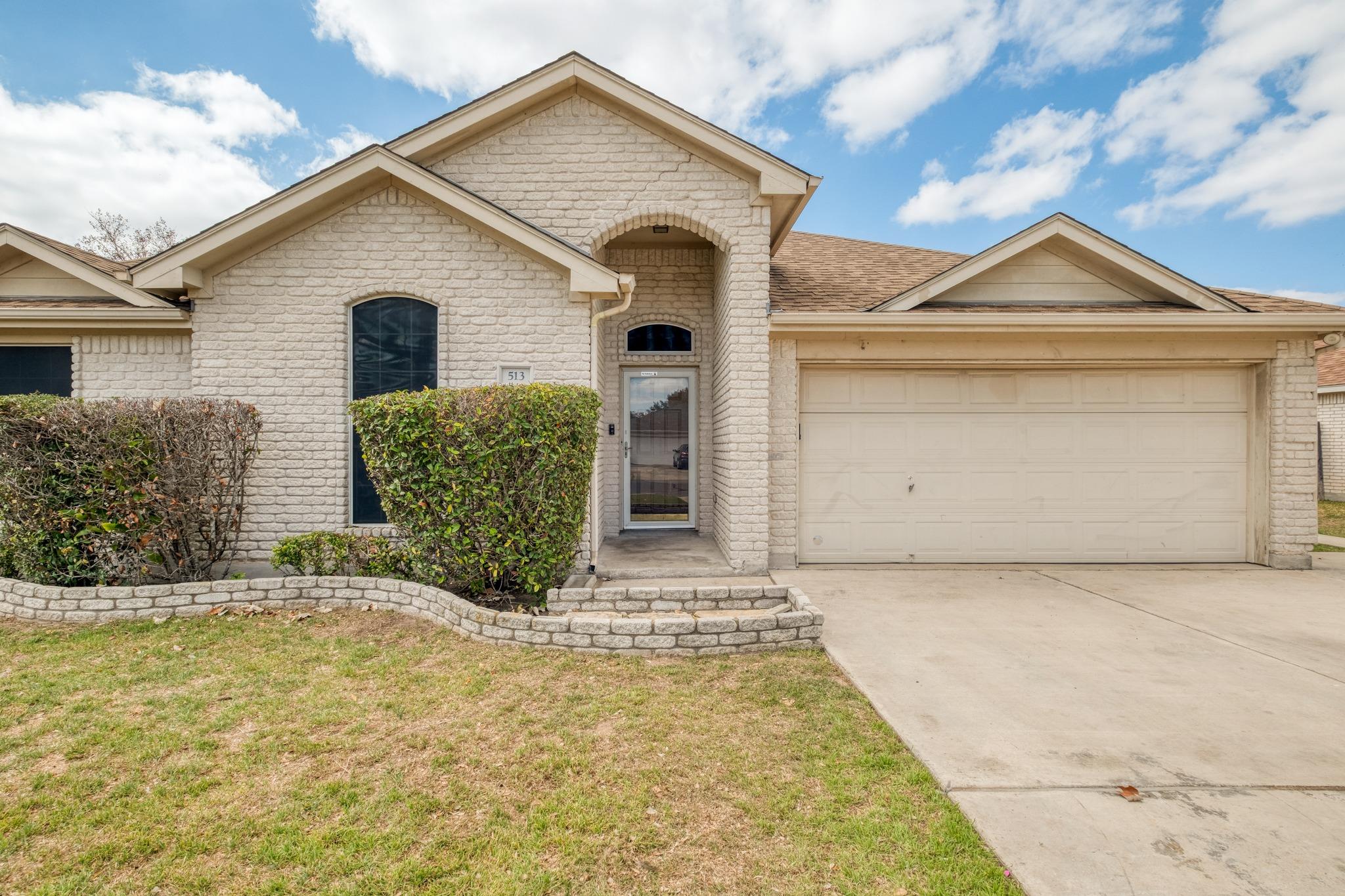 513 Mockingbird Ln, Lockhart, TX 78644