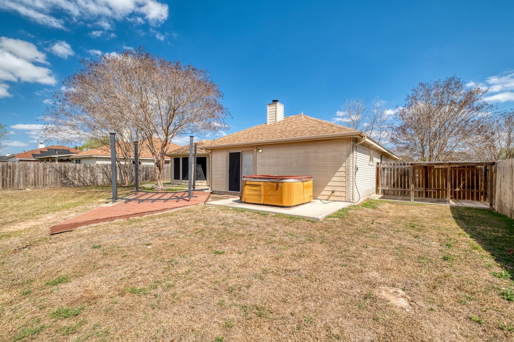 513 Mockingbird Ln, Lockhart, TX 78644