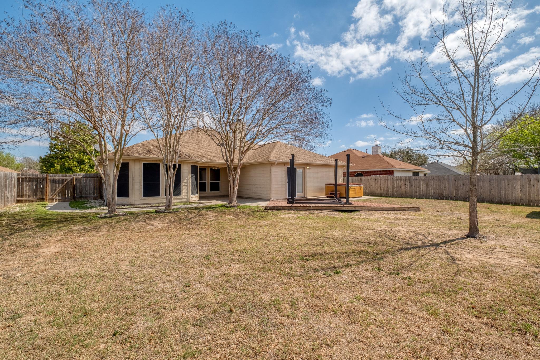 513 Mockingbird Ln, Lockhart, TX 78644
