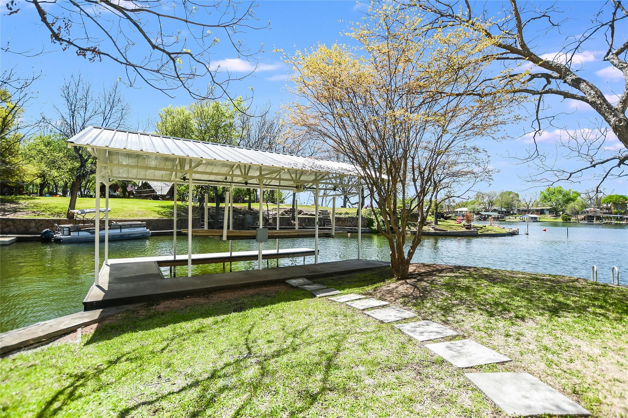 1332 S Lakeside Dr, Kingsland, TX 78611