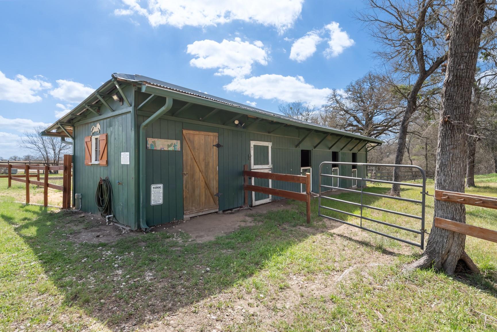 2646 Fm 1704, Elgin, TX 78621