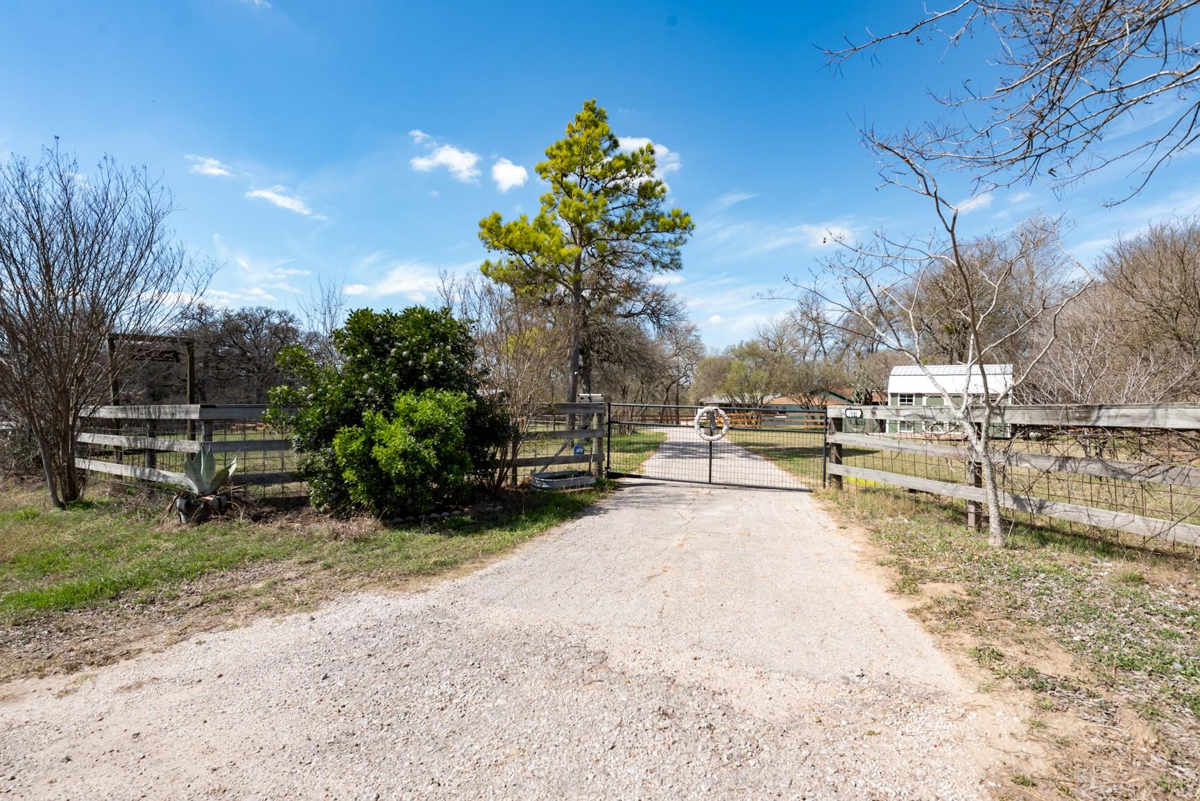 2646 Fm 1704, Elgin, TX 78621