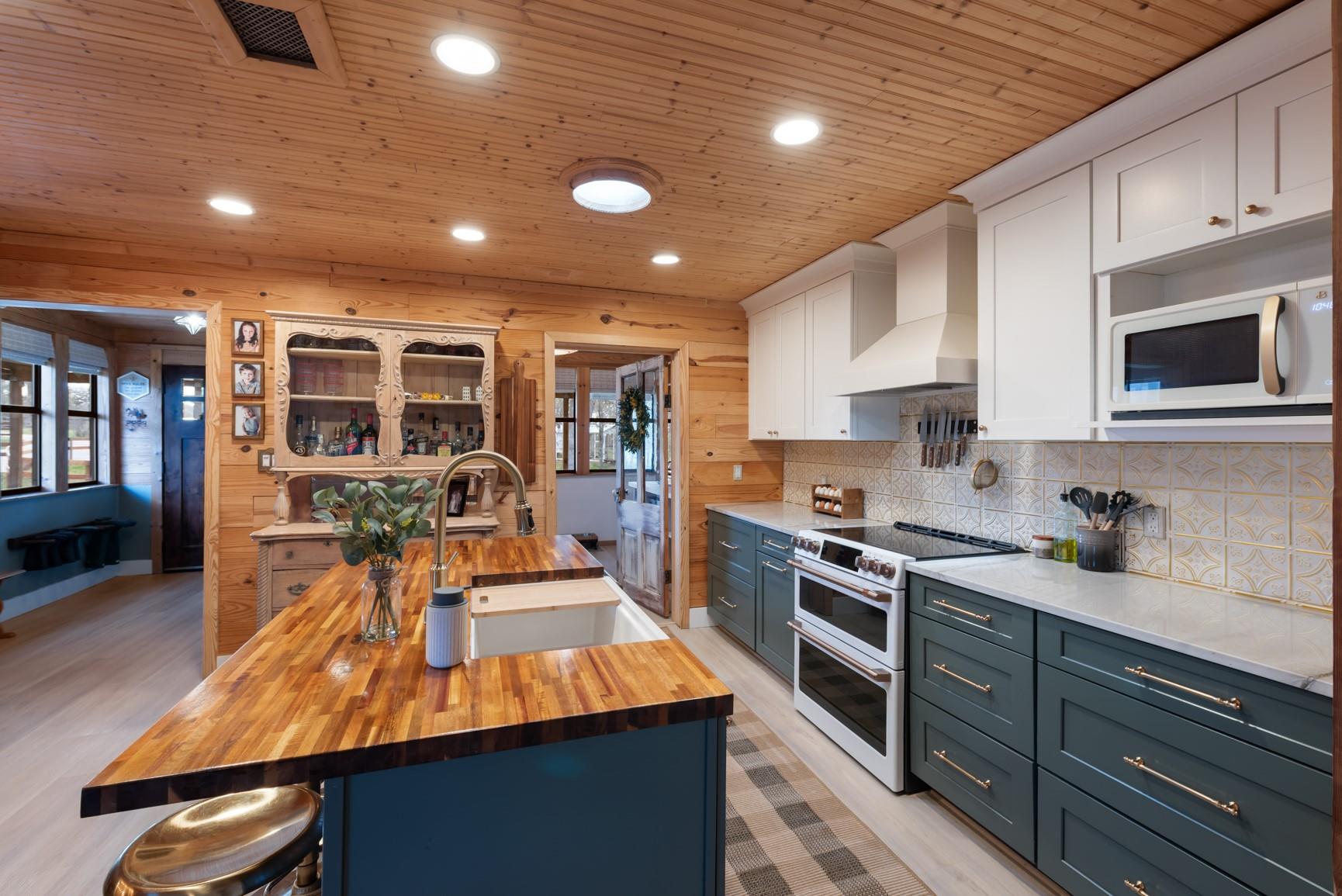 2646 Fm 1704, Elgin, TX 78621