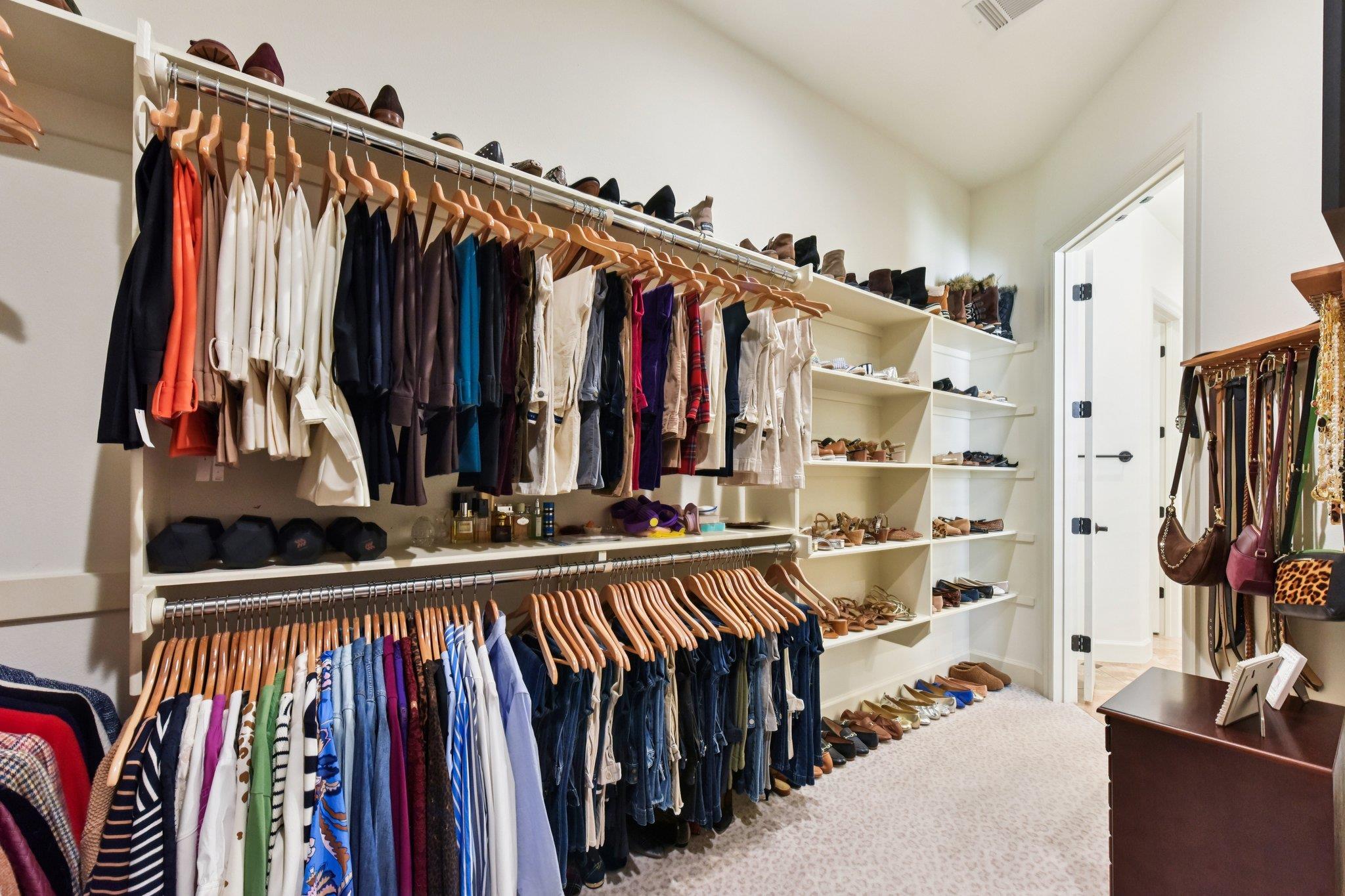 208 Neville Wood Ct, Austin, TX 78738