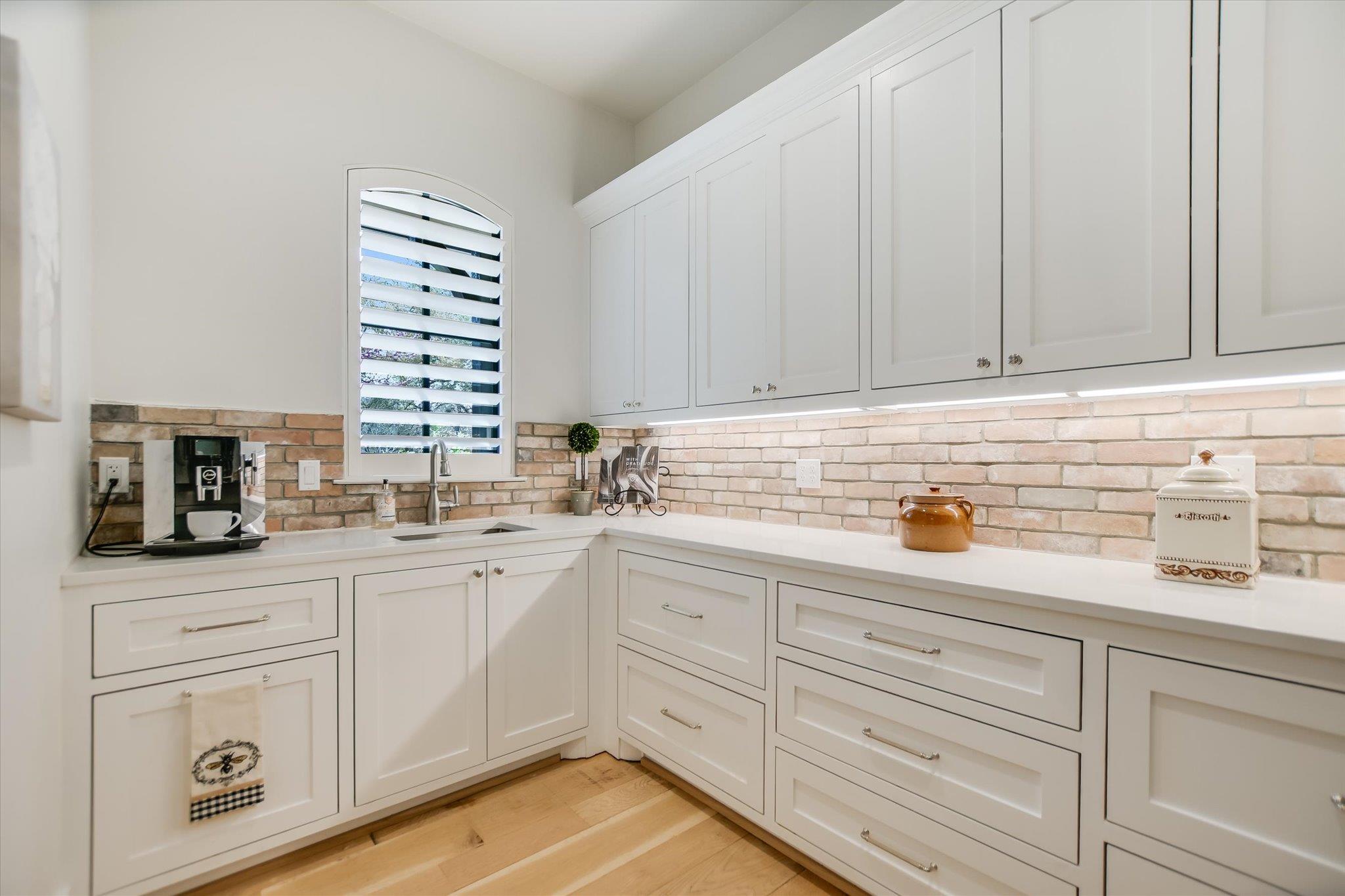 1005 Cats Eye, Horseshoe Bay, TX 78657