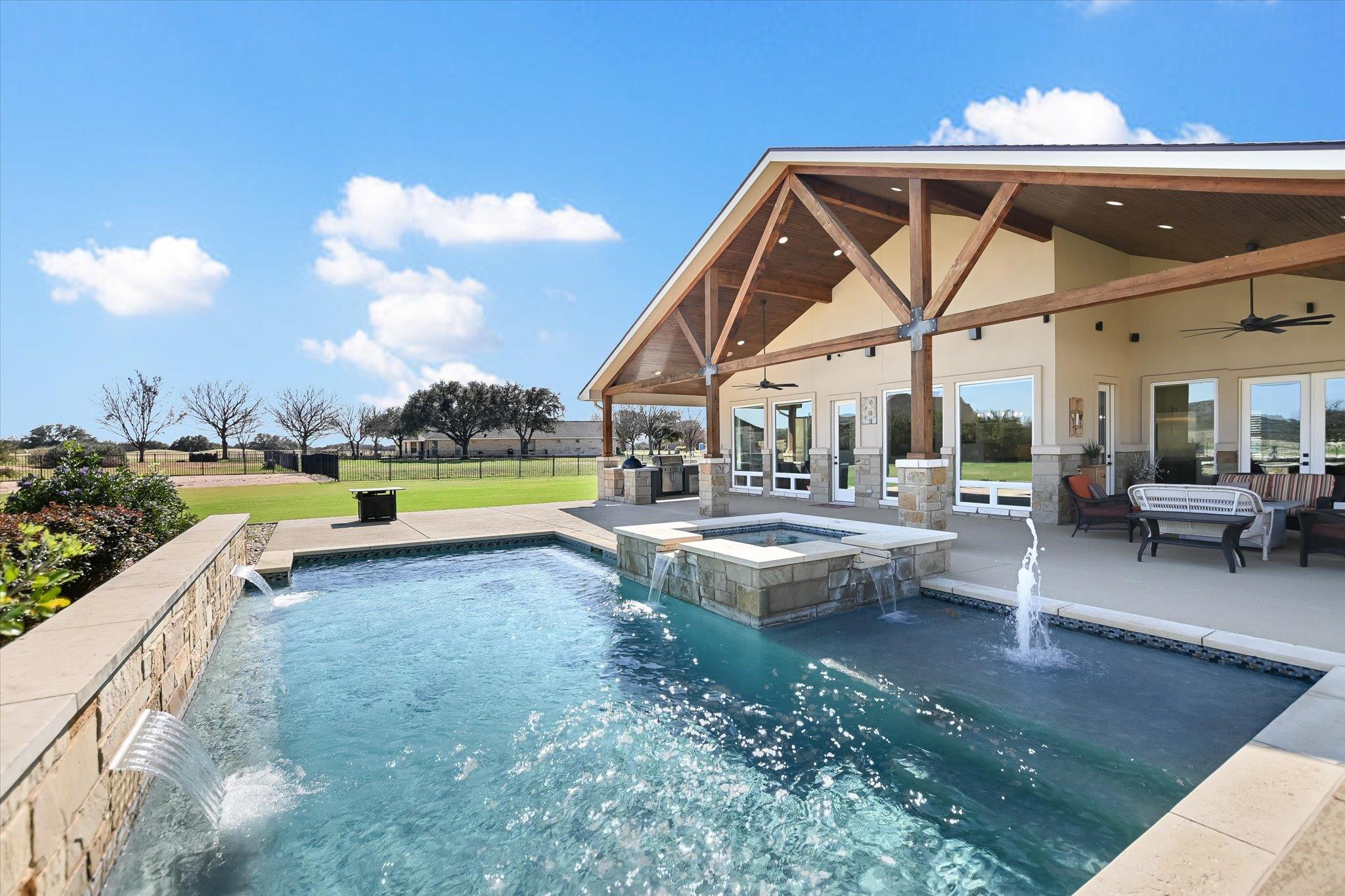 106 Rangeway Cir, Kingsland, TX 78639